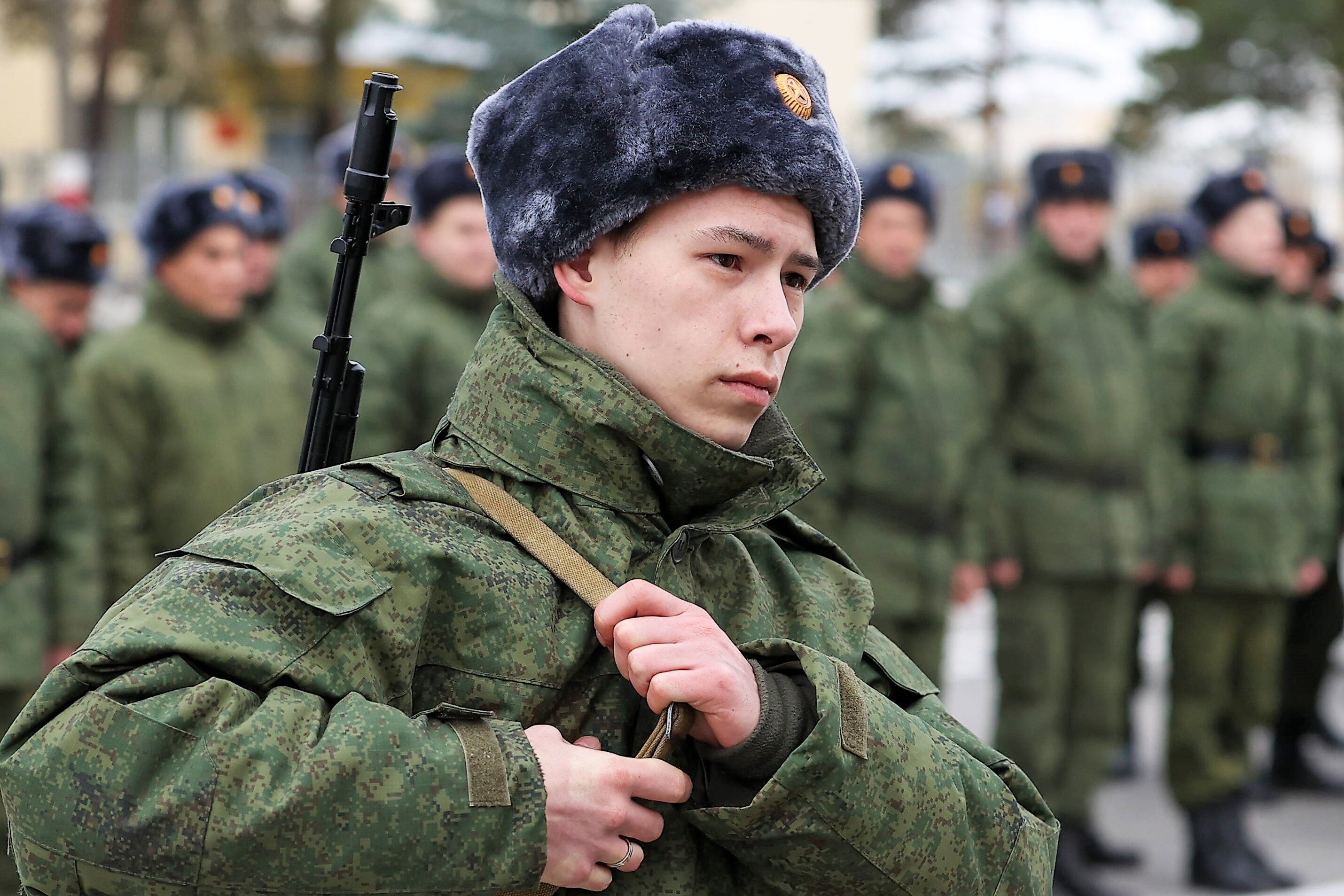 Desolate Zustände in der russischen Armee! Russische Rekruten ohne Waffen an der Front und von eigenen Leuten erpresst!