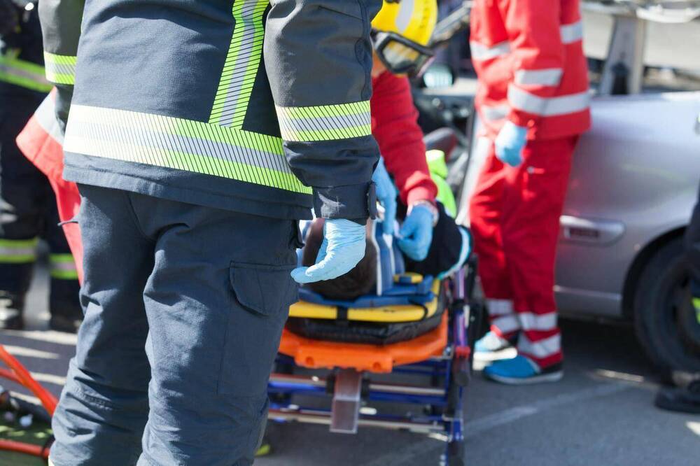 Schwarzfahrer (23) sticht Fahrkarten-Kontrolleur an Haltestelle nieder – Kontrolleur schwer verletzt
