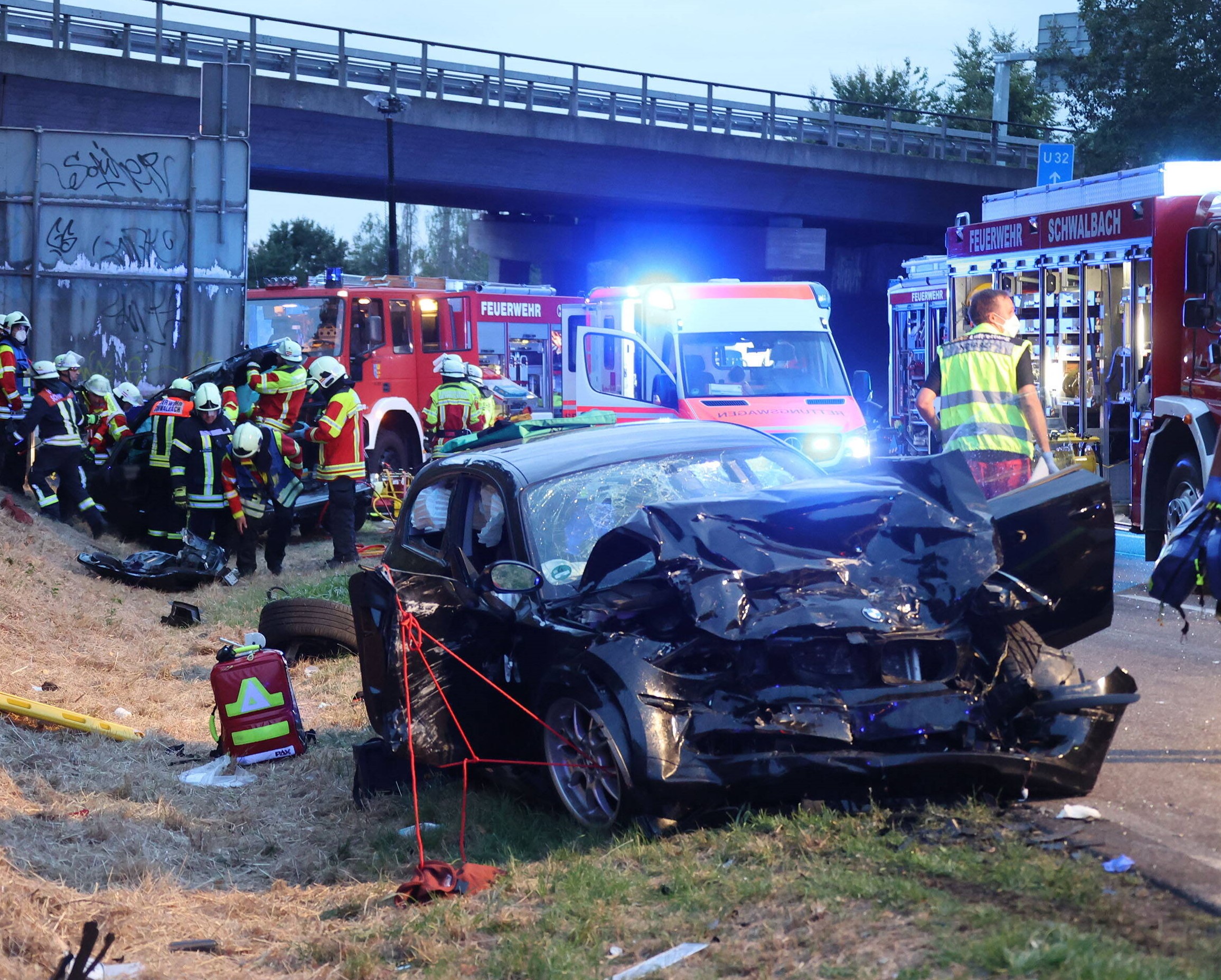 Medizinischer Notfall auf der Autobahn sorgt für schweren Unfall - Mann stirbt nach Zusammenbruch am Steuer