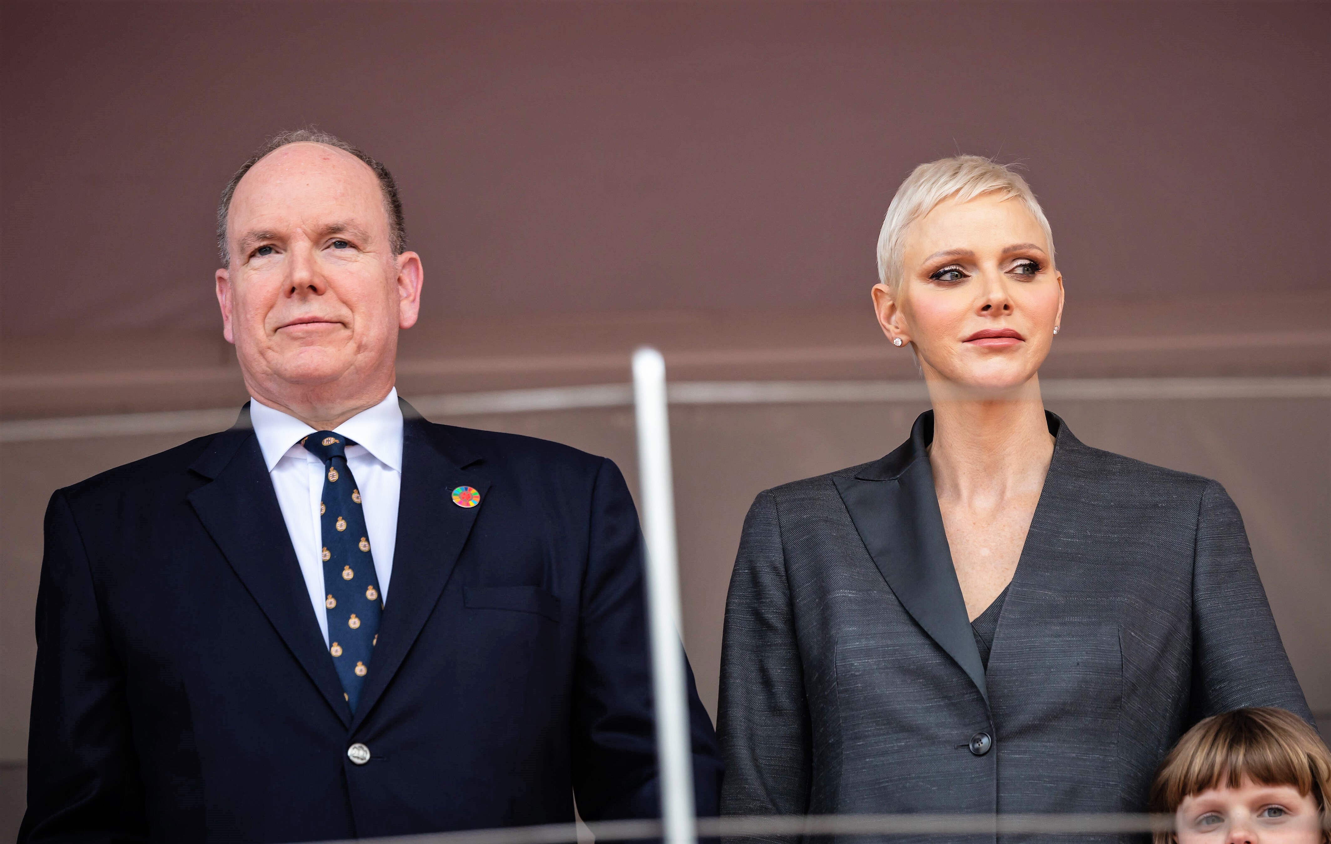 Fürst Albert tut es schon wieder! Dieses Foto ist eine bittere Demütigung für Fürstin Charlene