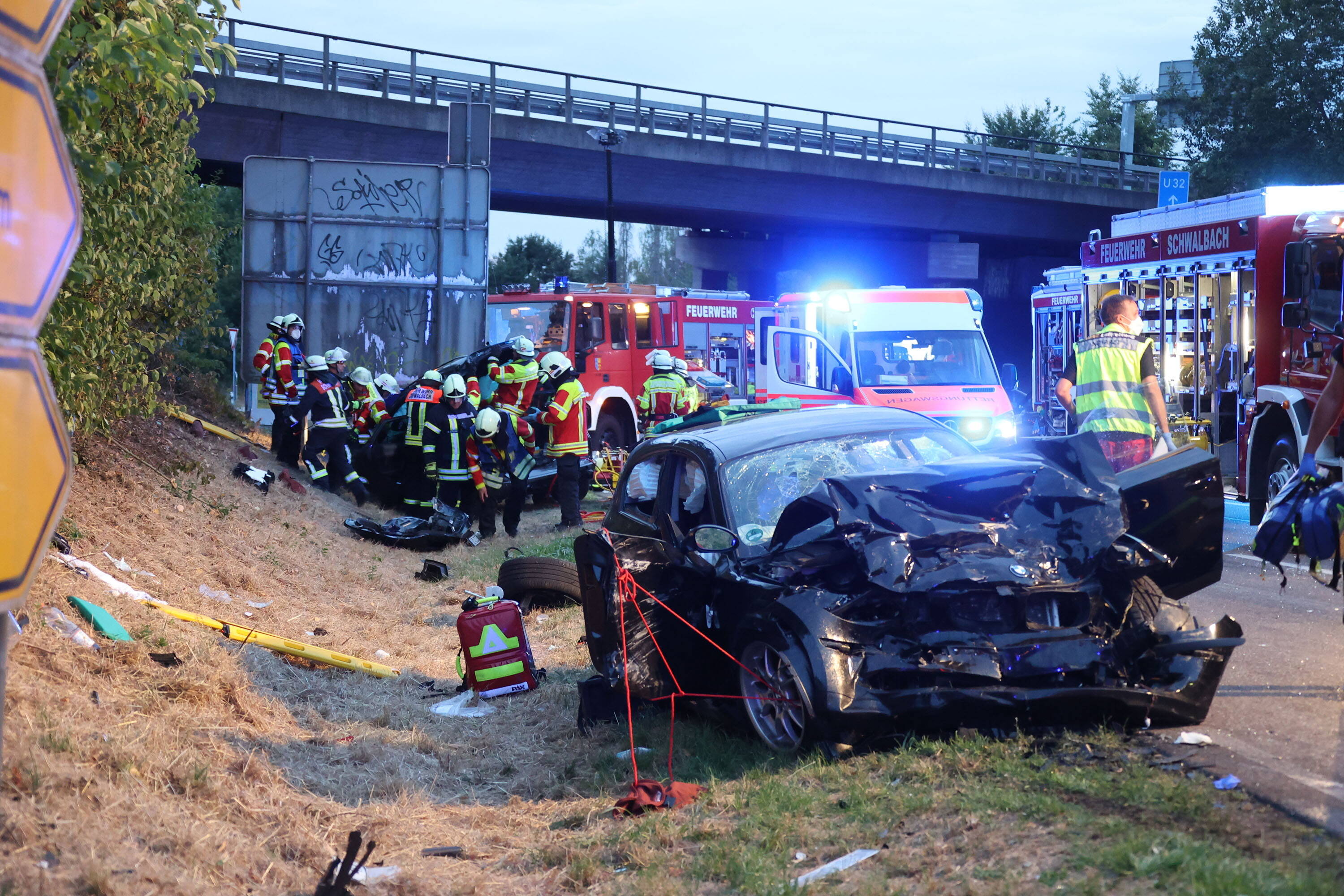 Schwerer Geiserfahrer-Unfall – VW Polo rammt insgesamt 3 Autos im Gegenverkehr - 7 Personen verletzt