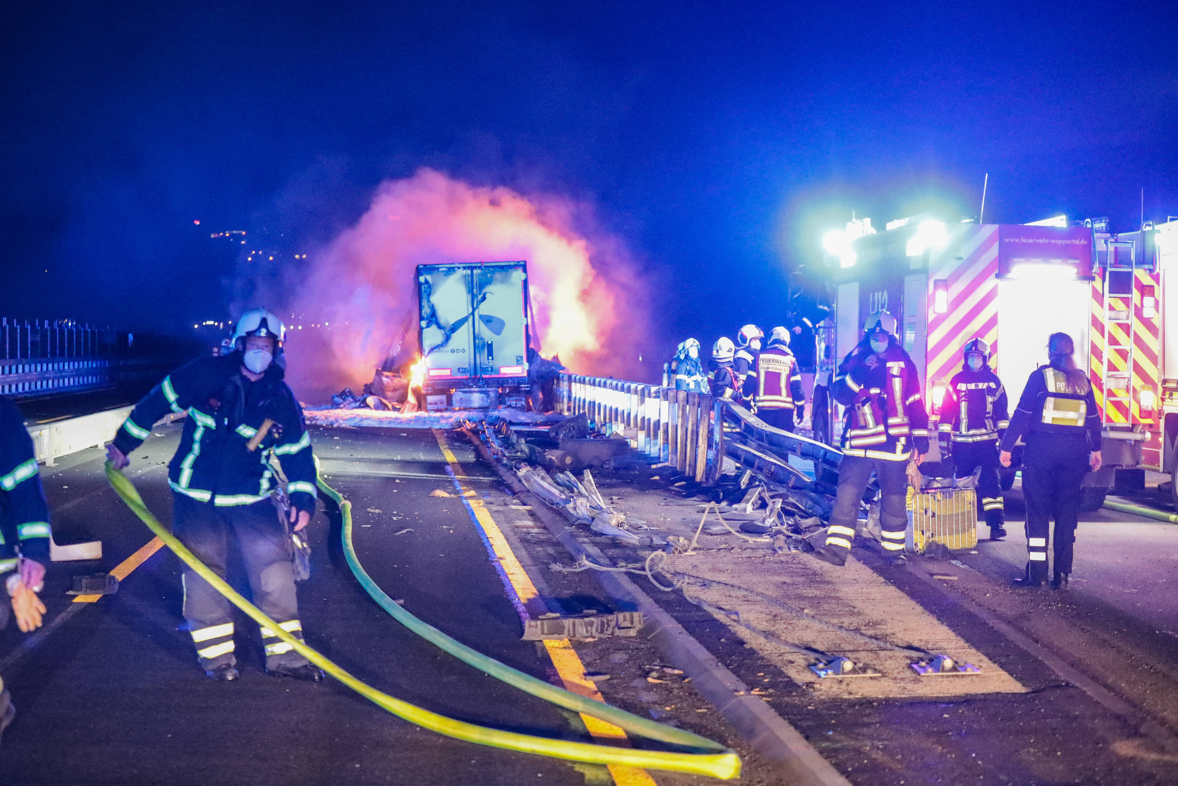Straßenbahn liegt quer auf Autobahn! Schwerer Unfall sorgt für Vollsperrung!