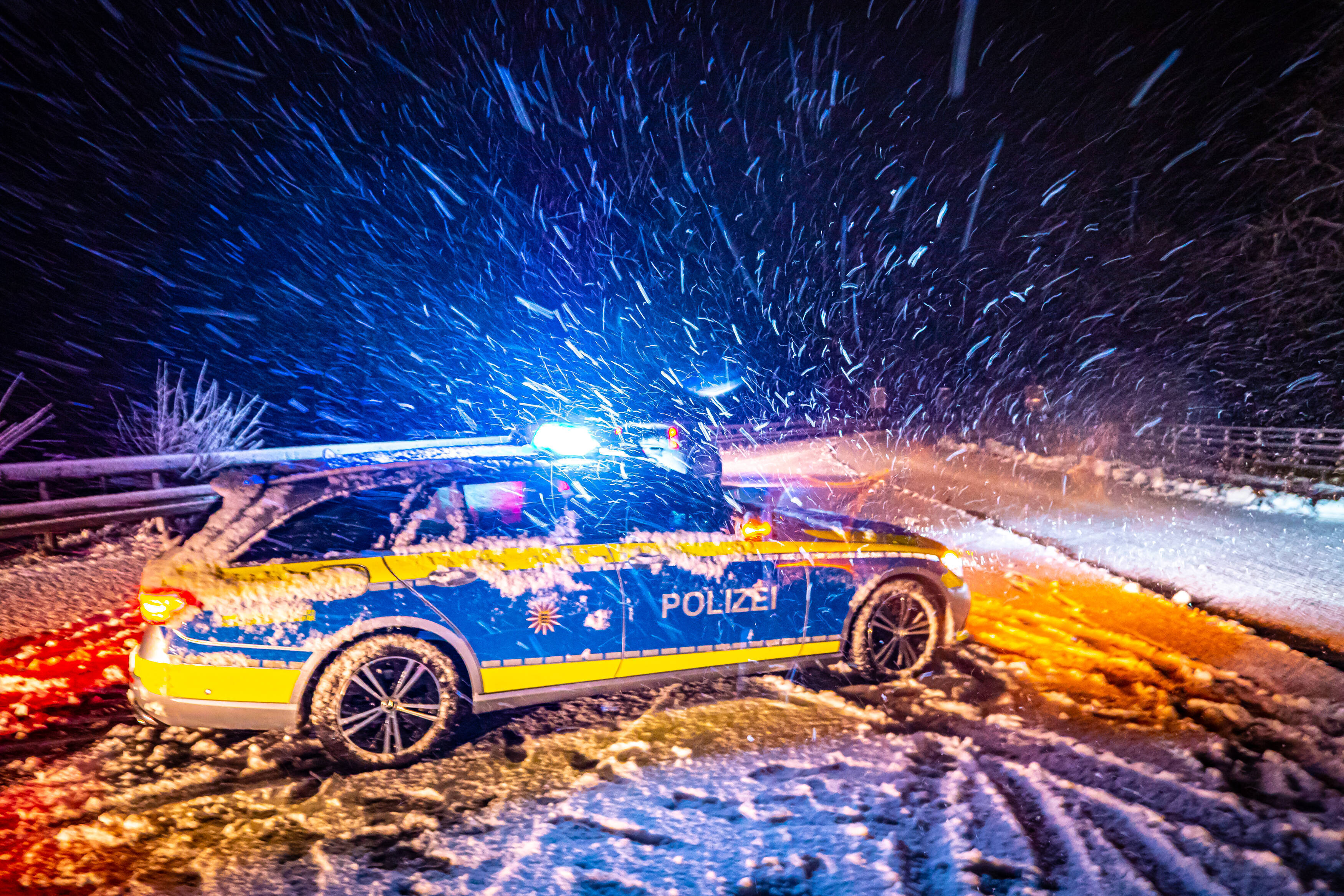 Wegen Eisglätte auf der Fahrbahn - Insgesamt 15 Unfälle in kurzer Zeit in Baden-Württemberg - Zahlreiche Verletzte und hohe Sachschäden