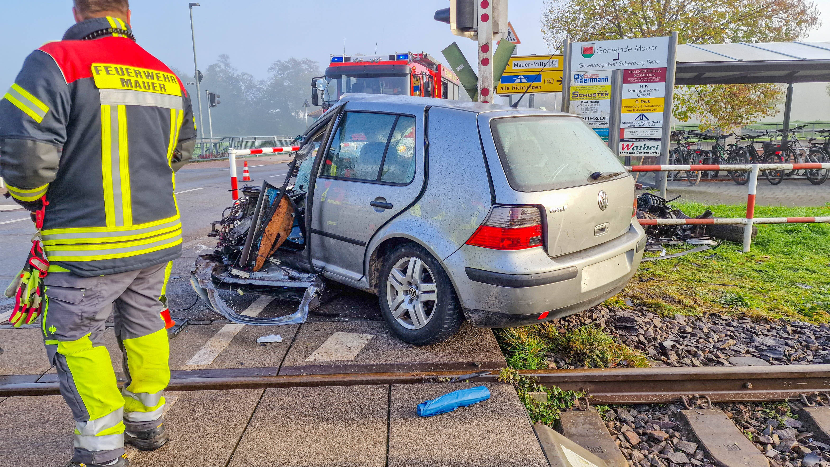 Regionalbahn rammt Auto - 3 Menschen sterben! Schreckliches Bahnunglück am Morgen!