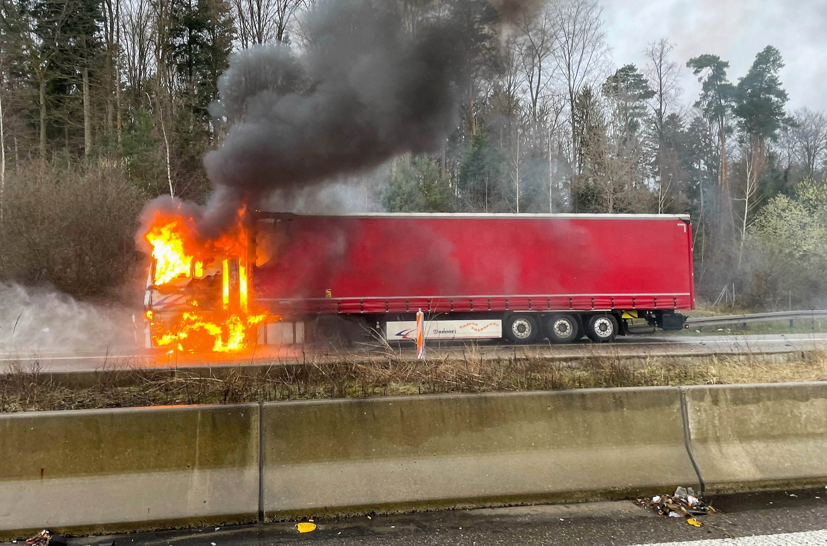 Feuer auf der Autobahn! Drei Verletzte, ein Toter - Vollsperrung nach schrecklichem LKW-Unglück!