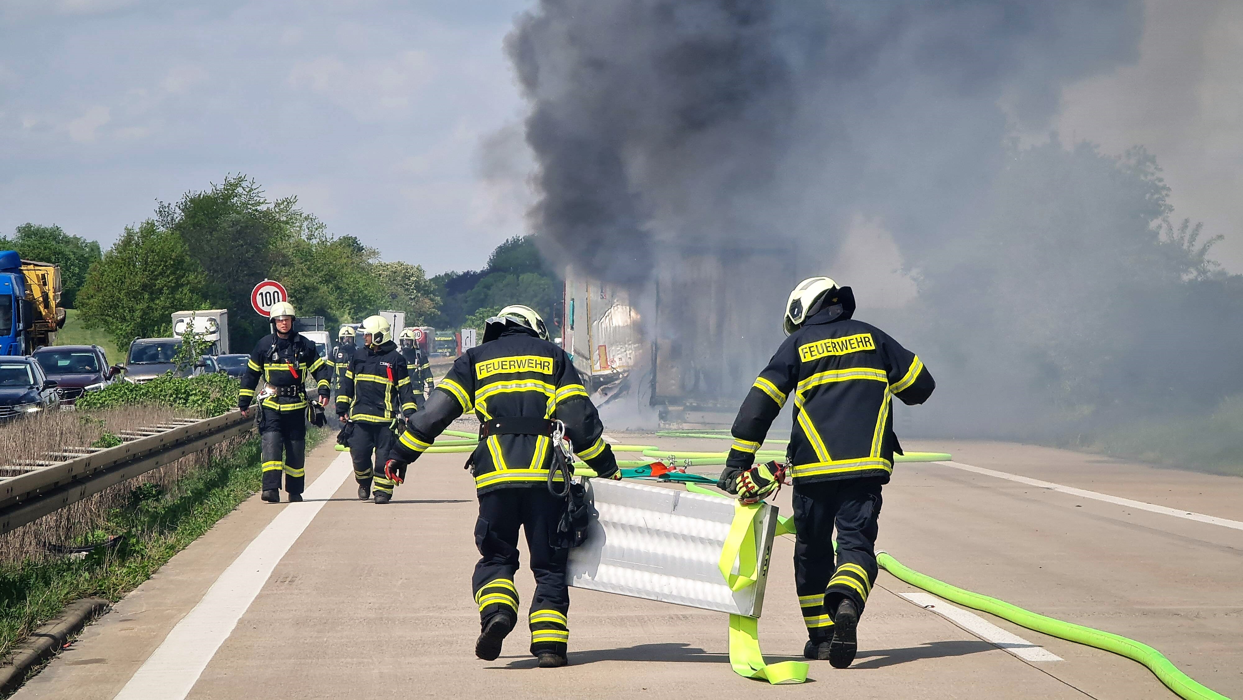 Horror-Unfall auf der Autobahn - Wohnmobil total zerfetzt - Einsatzkräfte melden 4 schwer verletzte Personen!