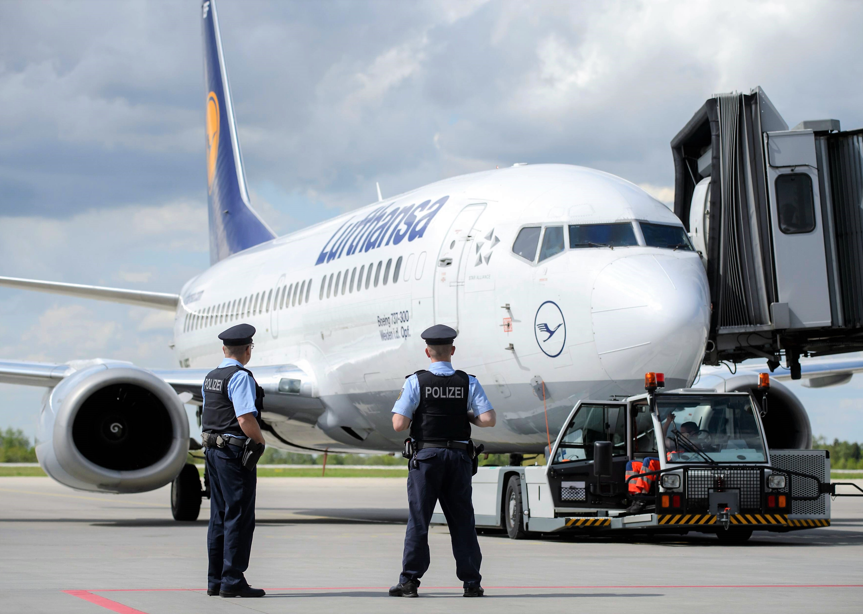 Feuerwehr stürmt Flugzeug auf der Startbahn! "Alle raus hier" - dramatische Szenen am Flughafen München