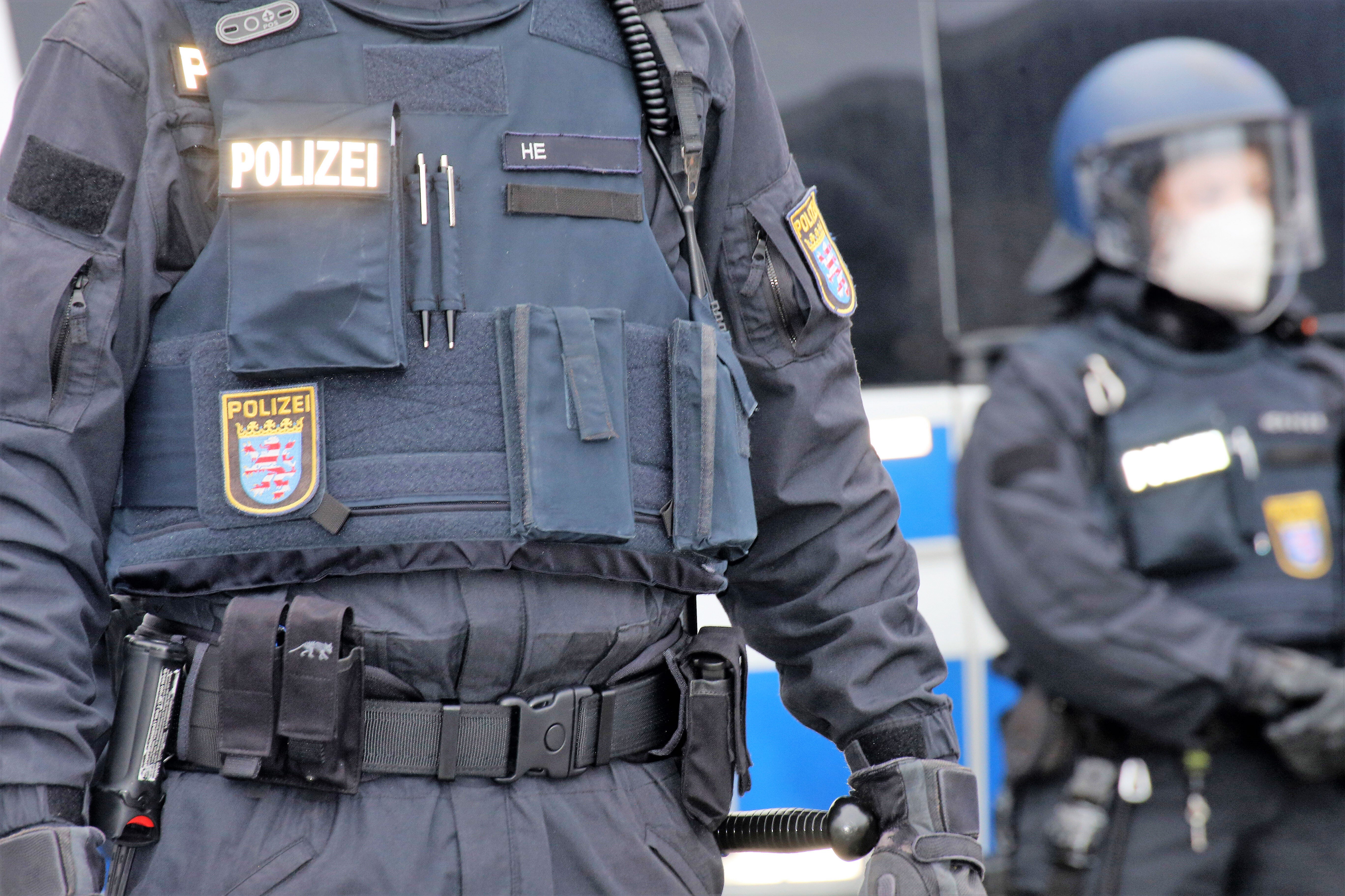 Geiselnahme! Messer-Mann in Kettenhemd hält eigenen Neffen als Geisel! SEK-Einsatz