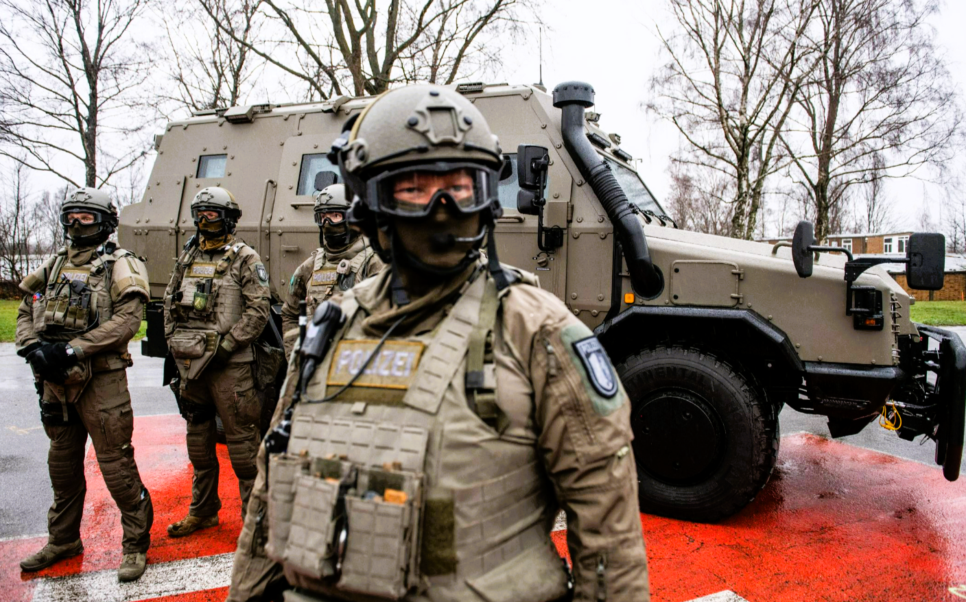 Verhaftung mit SEK-Kommando! Panzerfahrzeug kommt zum Einsatz -18-jähriger Mann festgenommen