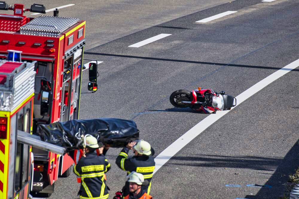 Tödlicher Verkehrsunfall! Motorrad kollidiert mit PKW - 67-jähriger Biker getötet