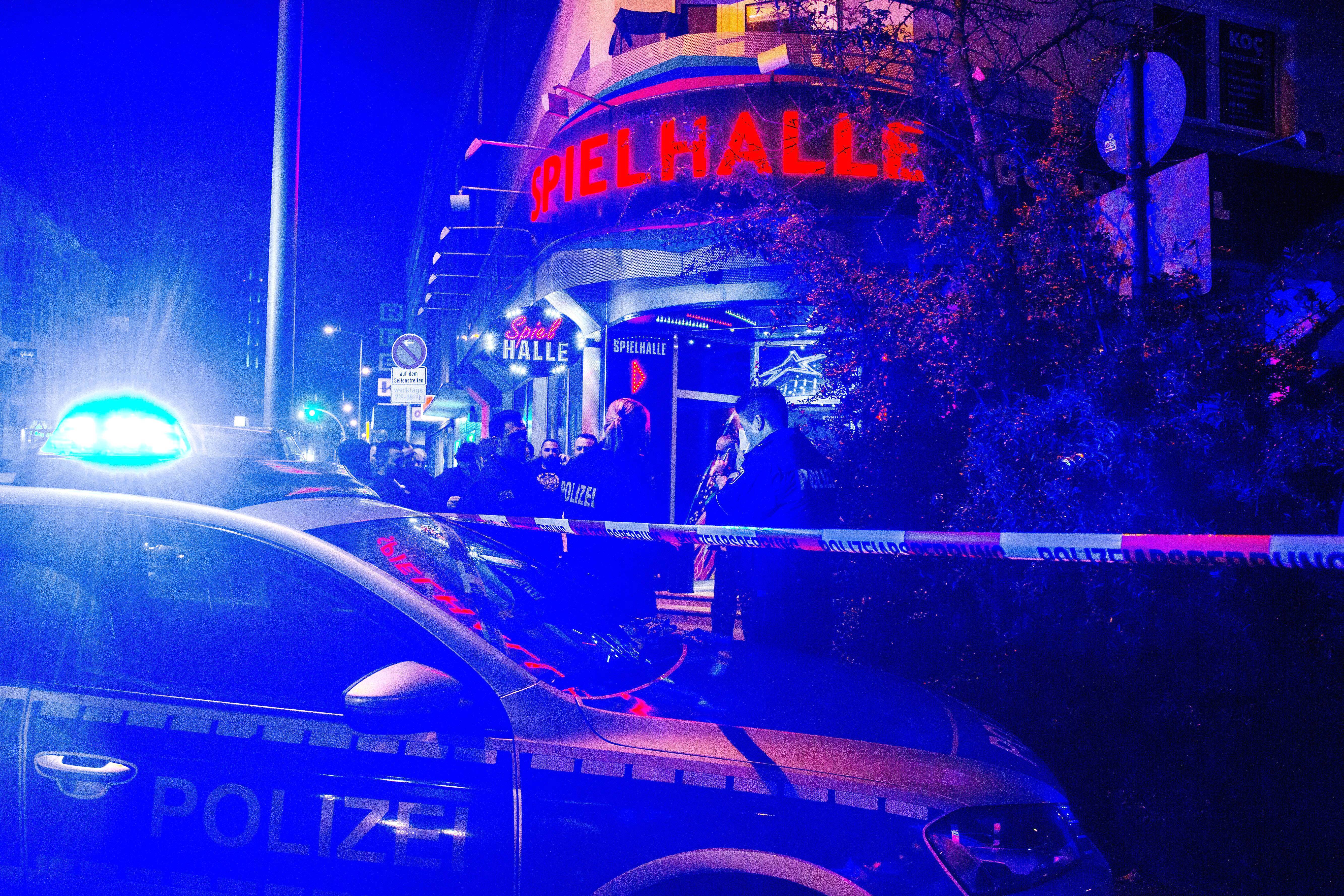 Polizisten schwer verletzt! Syrer greift Polizisten mit abgebrochener Flasche an und richtet Blutbad an