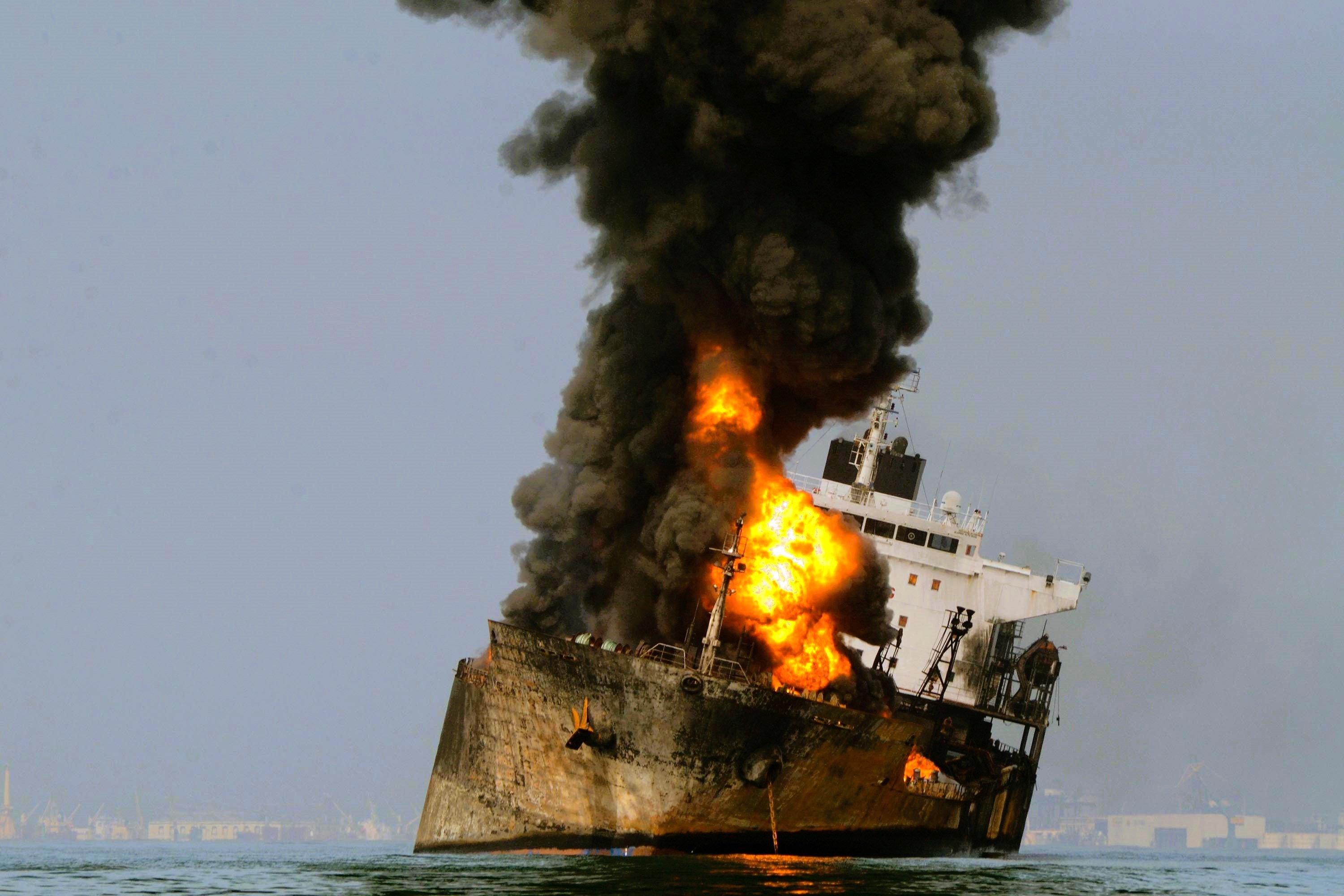 Frachter-Katastrophe auf der Nordsee! Autofähre steht in Flammen und droht zu sinken! Verzweifelter Kampf der Rettungskräfte!