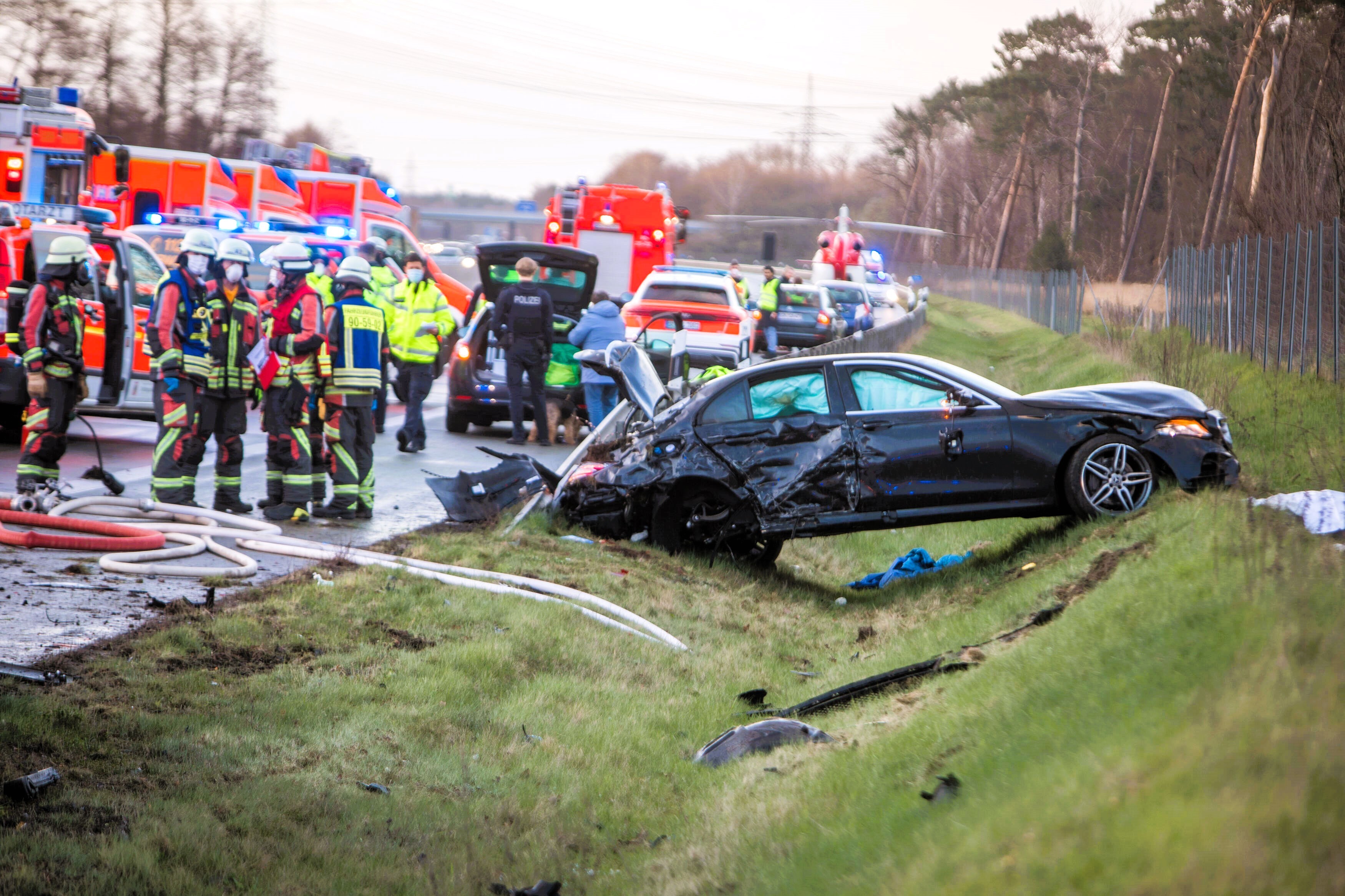 Schwerer Unfall am Morgen! 6 Verletzte, Schwangere eingeklemmt - Horrorunfall schockt die Einsatzkräfte!