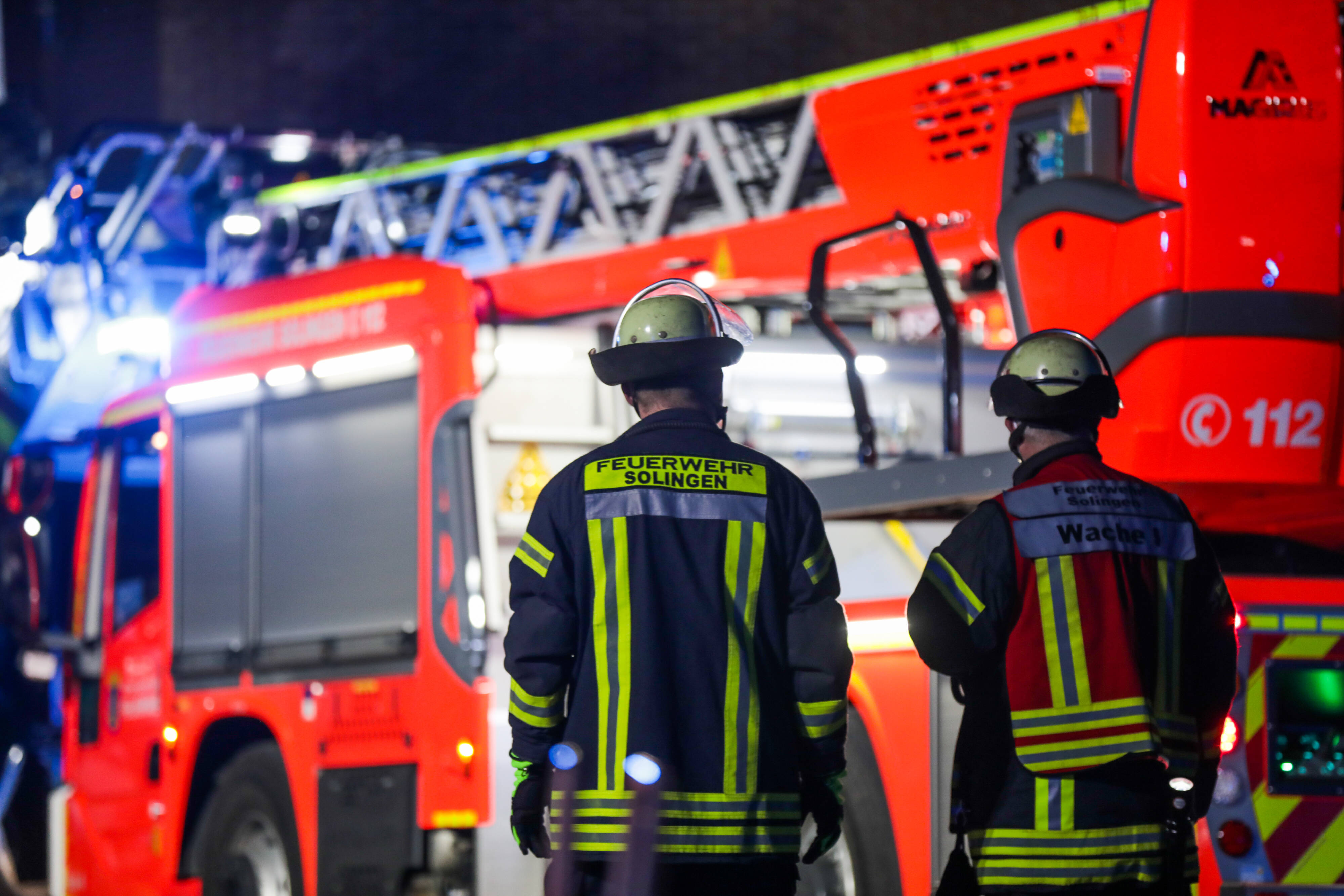 Tragödie beim Großbrand: Feuer wütet in Mehrfamilienhaus – Frau findet den Tod!