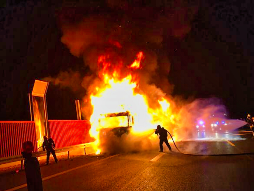 Vollsperrung! Feuer auf der Autobahn! Mehrere Tage droht Sperrung und Chaos!