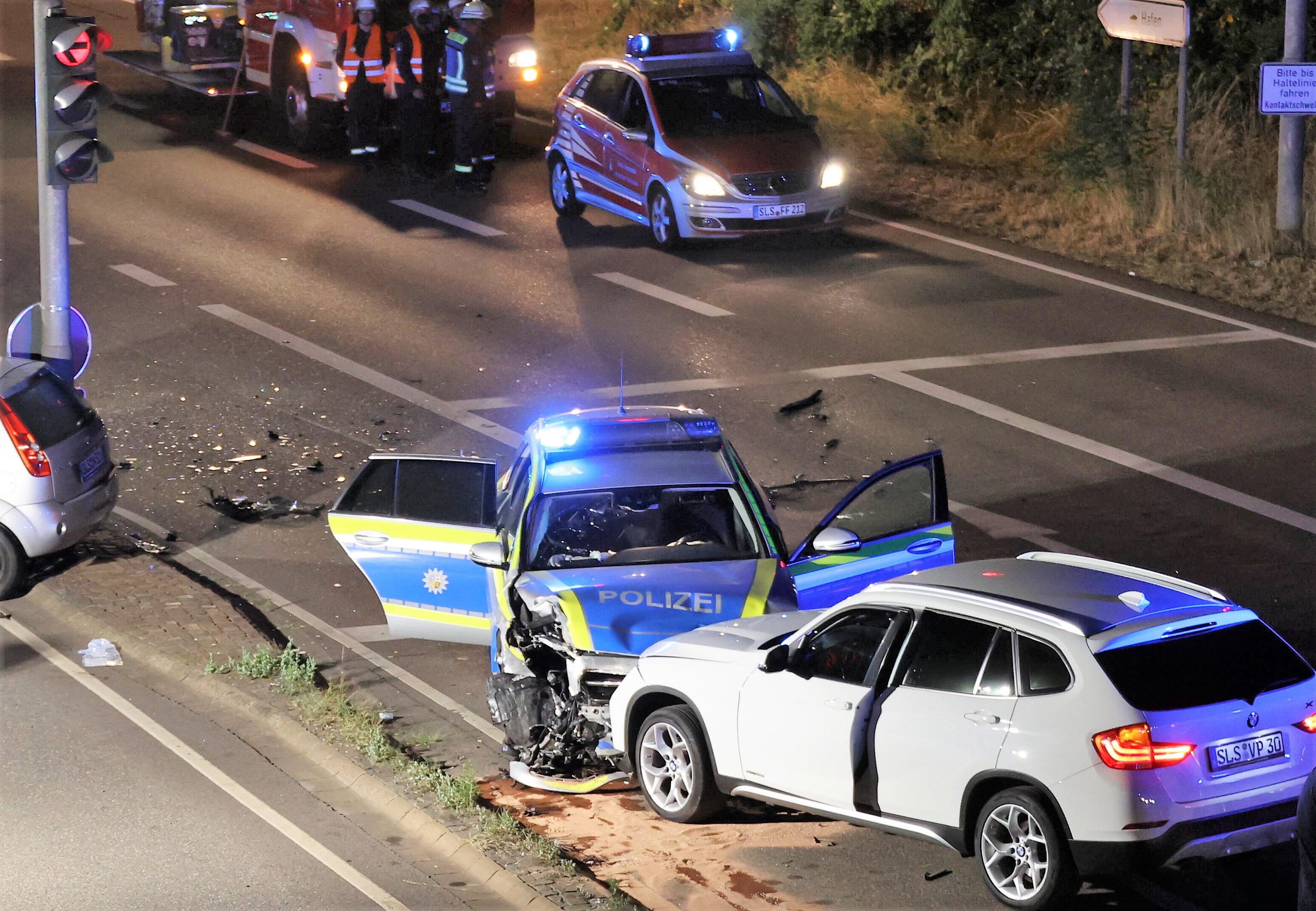 Rasante Verfolgungsjagd vor laufender Kamera! Kleinwagen durchbricht Polizeisperre - eine Festnahme, drei auf der Flucht!