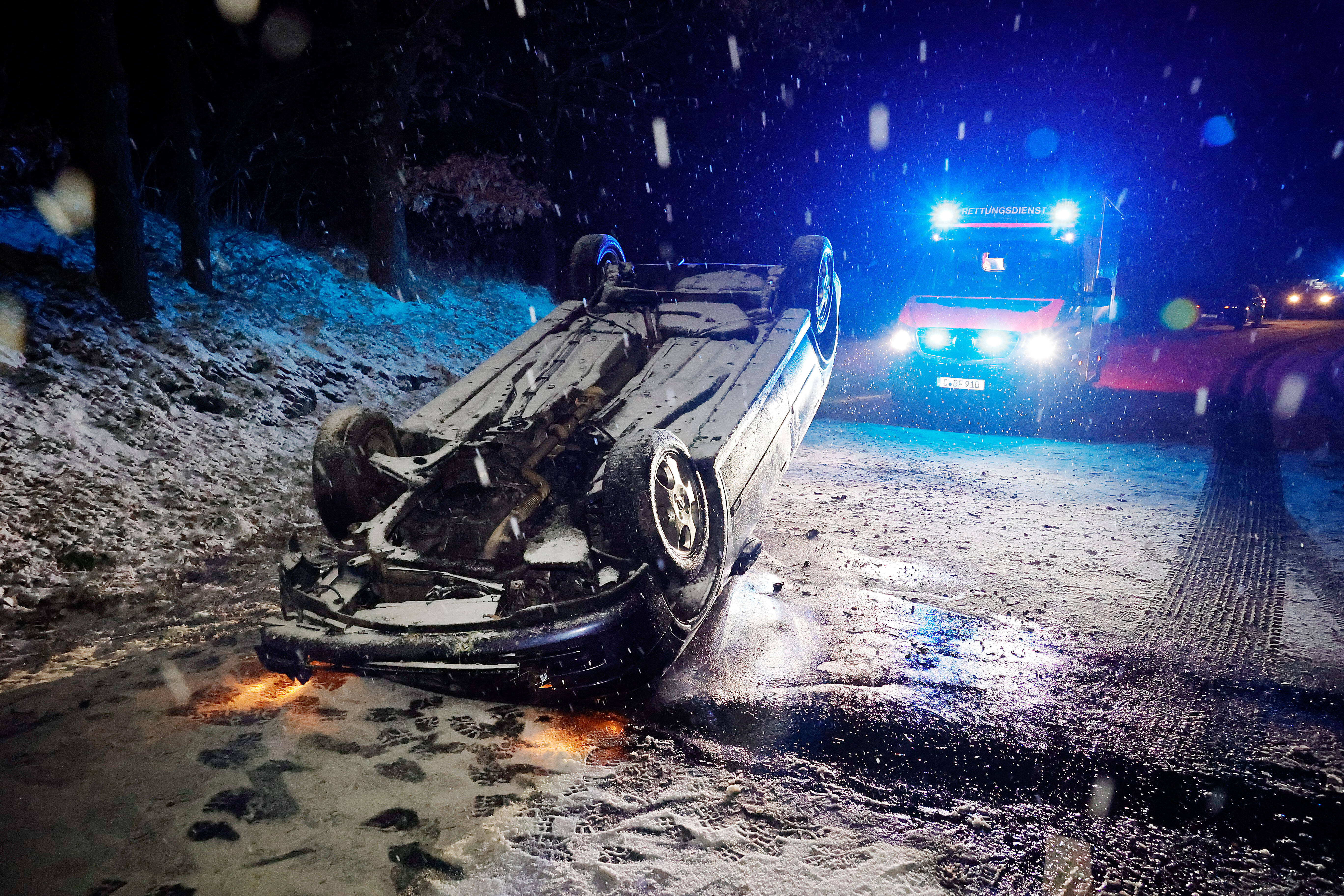 Familie bei schwerem Unfall auseinandergerissen! 12-jähriger Junge stirbt bei Überschlag von Auto!