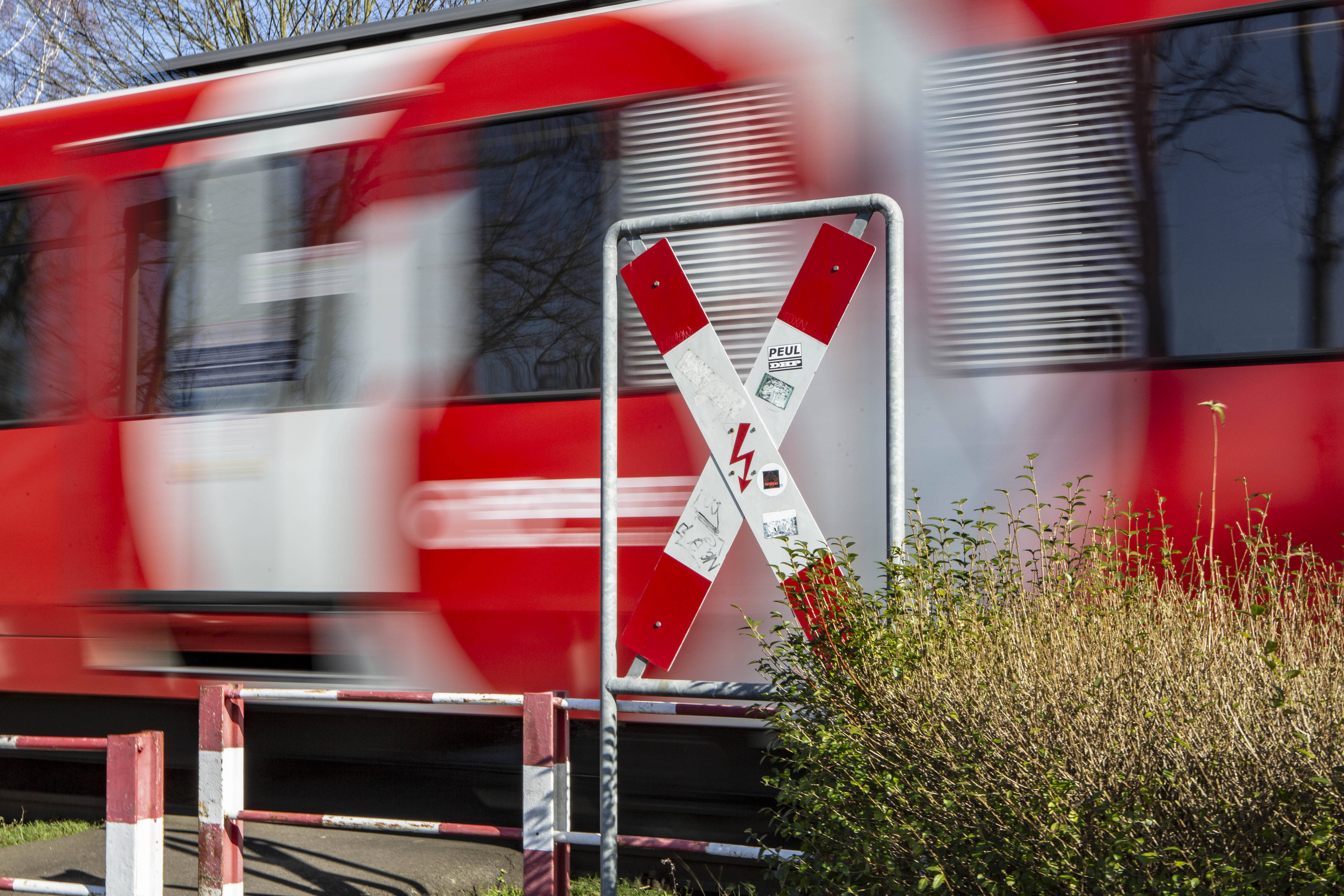 Messerattacke in der Bahn! ICE gestoppt - Polizei stürmt EC der Deutschen Bahn!
