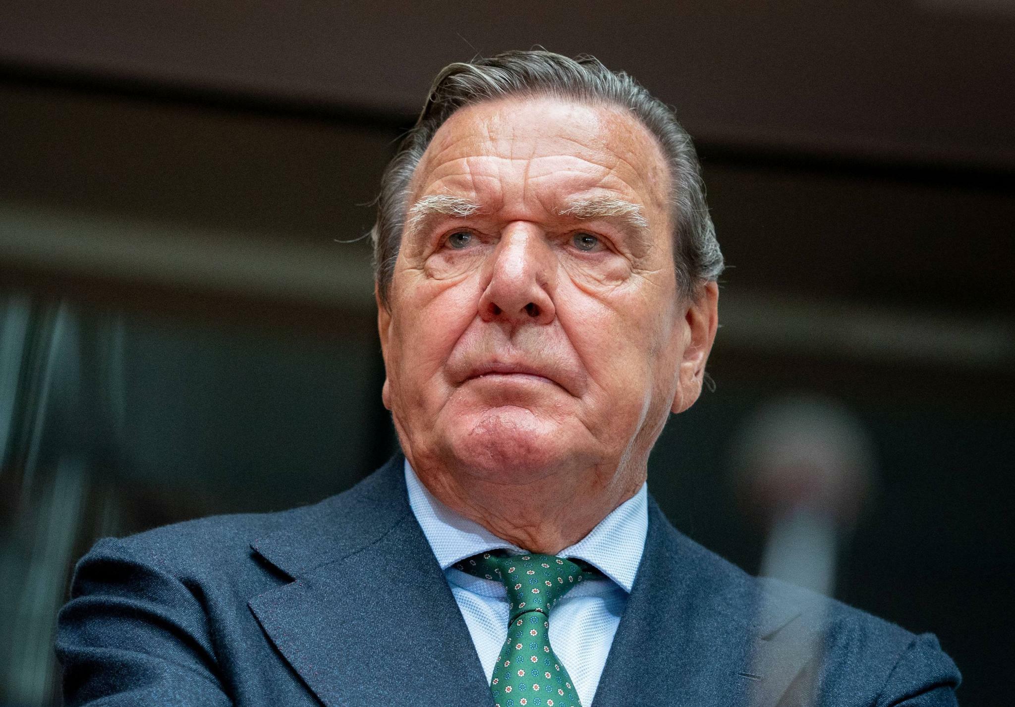 Ex-Kanzler Gerhard Schröder jammert "Sowas macht man nicht!" - Alt-Kanzler ist beleidigt!