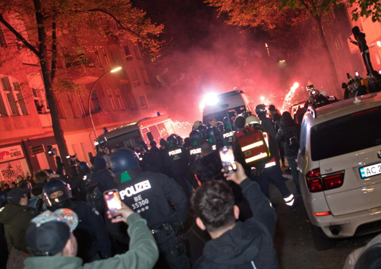 "Wir machen Neukölln zu Gaza!" - Hamas-Gewalt in Deutschland eskaliert! Angriff auf die Polizei - Proteste in Berlin eskalieren