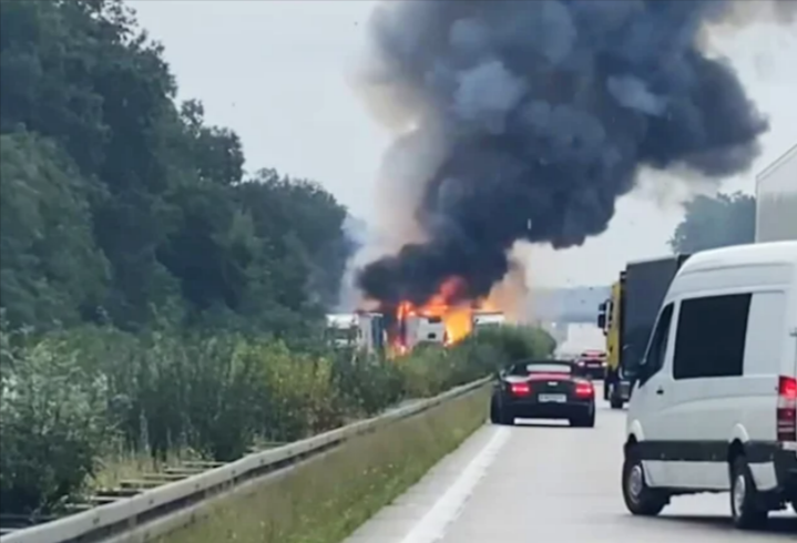 Vollsperrung! Munitions-LKW verunglückt auf Autobahn - schwerer Unfall führt zu langen Staus