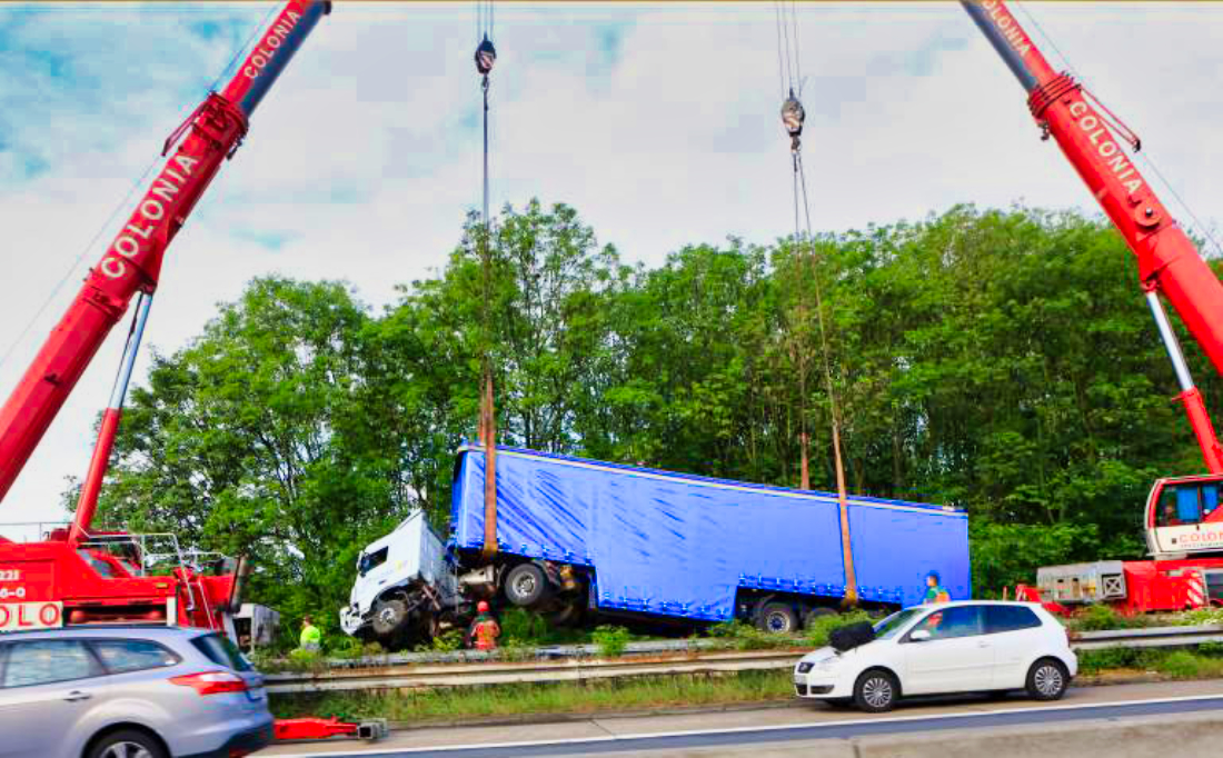 Vollsperrung! Dramatischer Unfall auf der Autobahn - LKW-Fahrer stirbt hinter seinem Steuer!