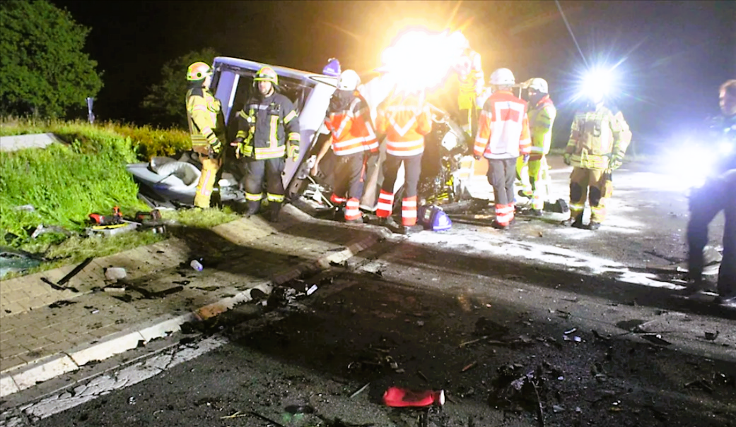 Rettungswagen beim Einsatz verunglückt - 7 Personen verletzt - Gaffer machen Videos!