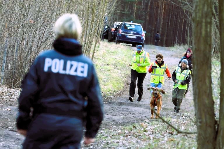 Leiche in Waldstück entdeckt! Spanziergänge bekommen Schock ihres Lebens!