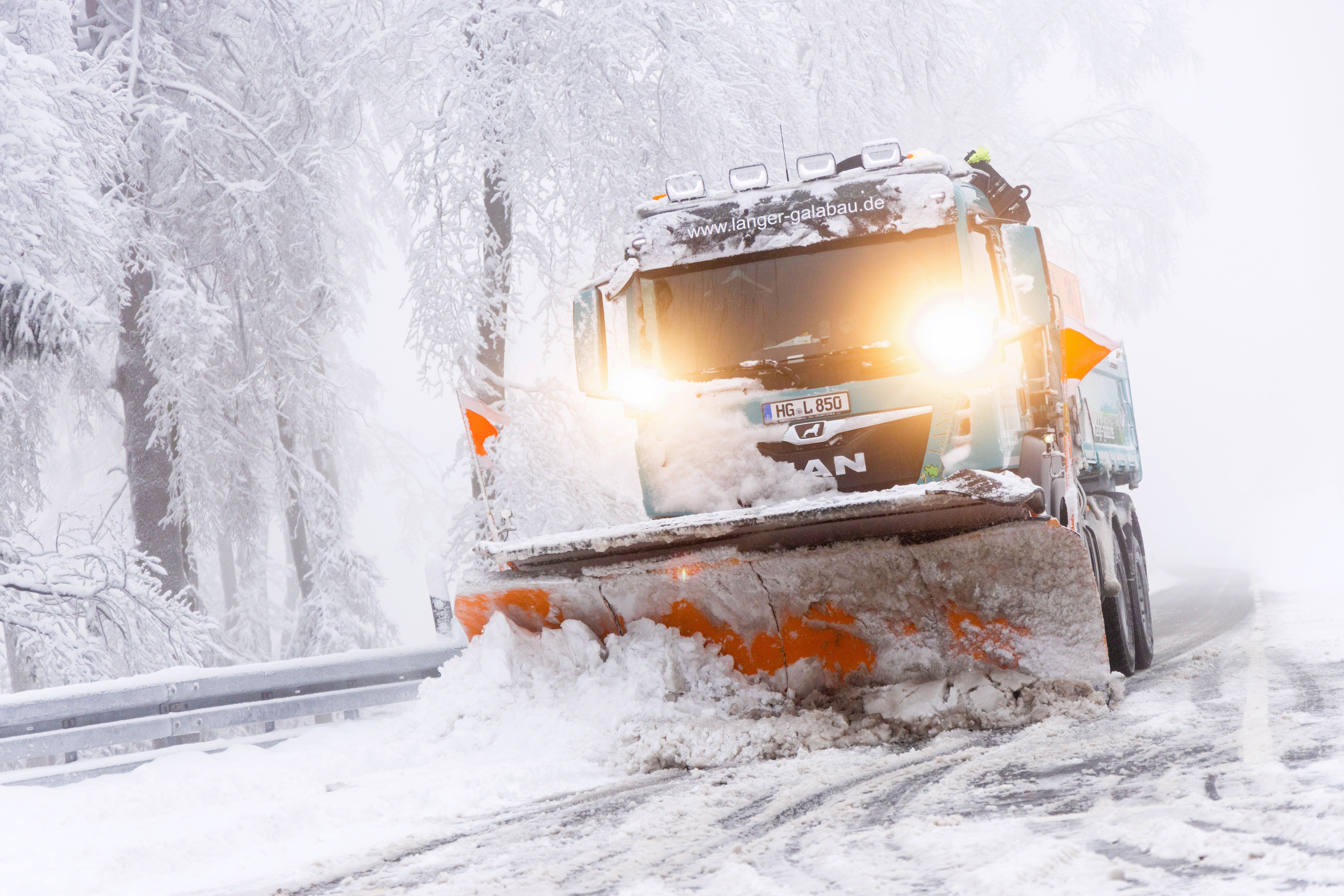 Schnee-Chaos in Deutschland! Amtliche Wetterwarnung - Meteorologen erwarten starken Wintereinbruch