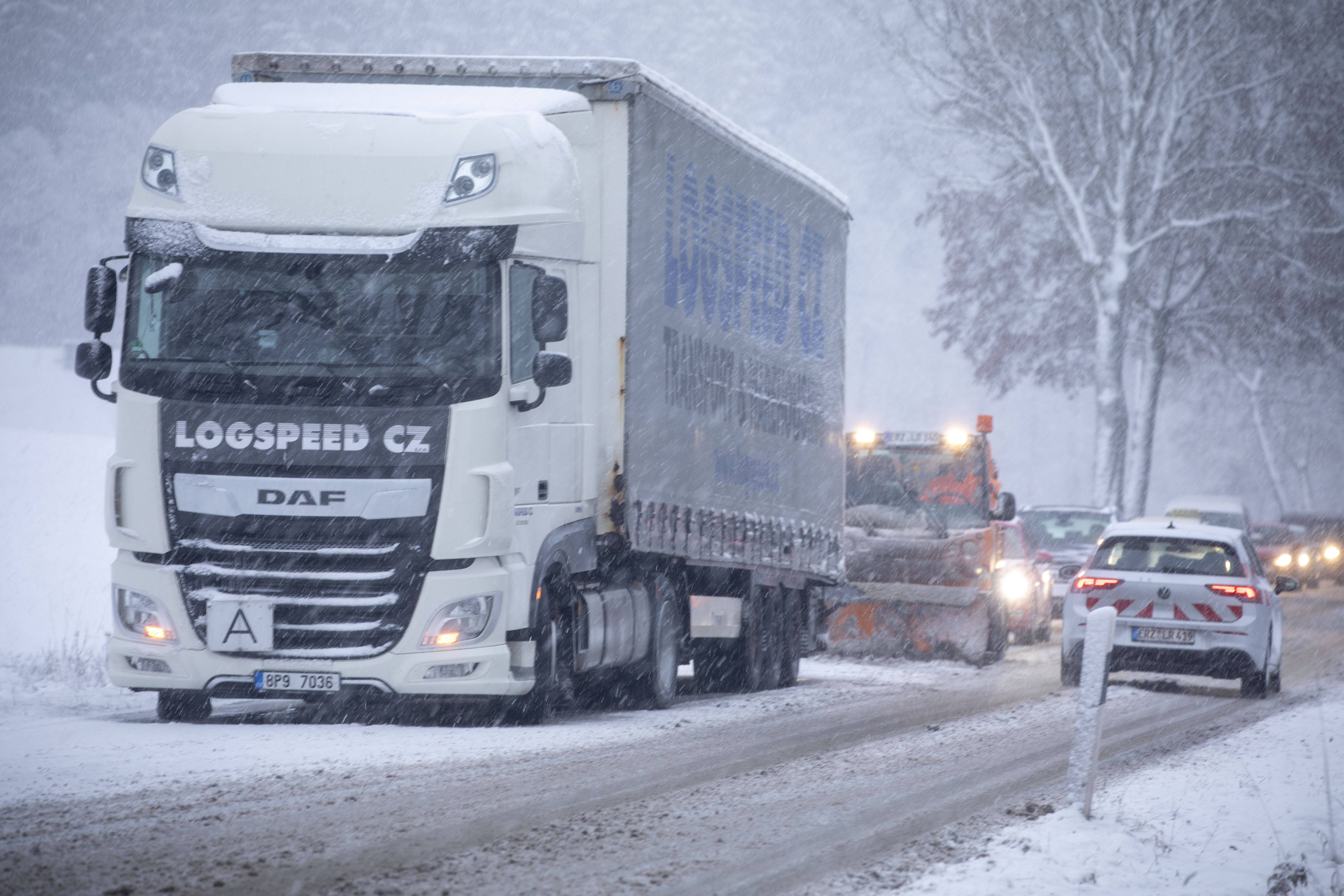 Winter-Chaos in Deutschland - Stärkste Schneefälle seit 2006 legen Teile Deutschlands lahm