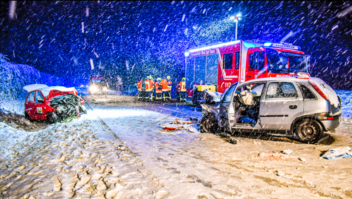Mann beim Schneeschippen überfahren! Rentner stirbt auf Eisglatter Straße - Auto kann nicht mehr bremsen