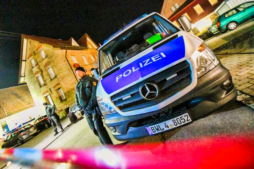 44 Messerstiche! Sohn und Schwiegertochter sollen Eltern aus Habgier ermordet haben!