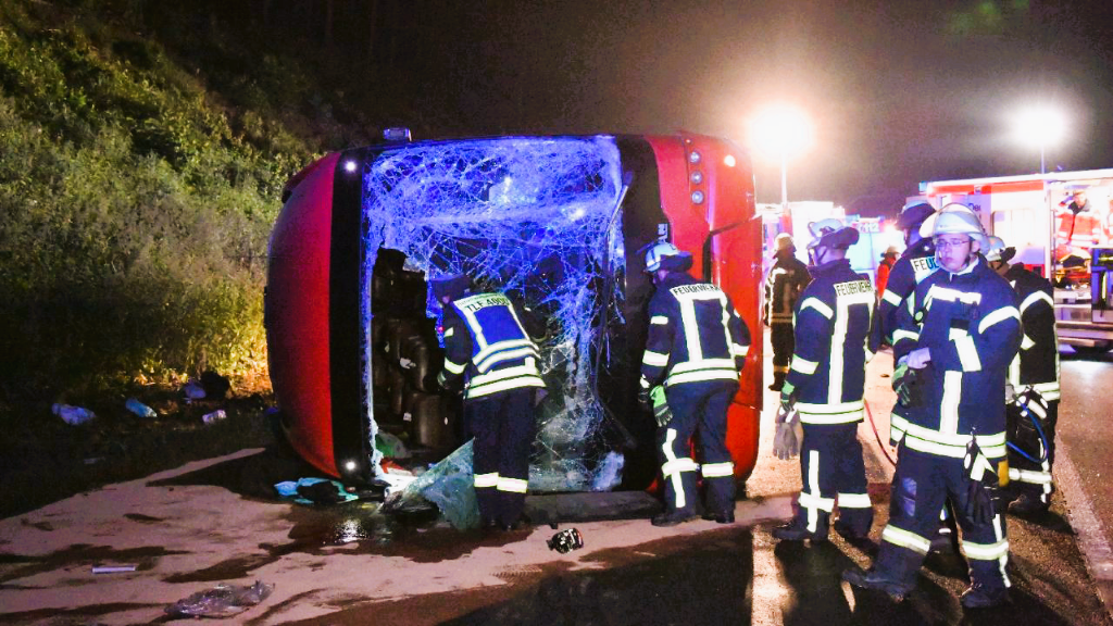 Schulbus verunglückt - 2 Personen lebensgefährlich verletzt, darunter ein Schüler!
