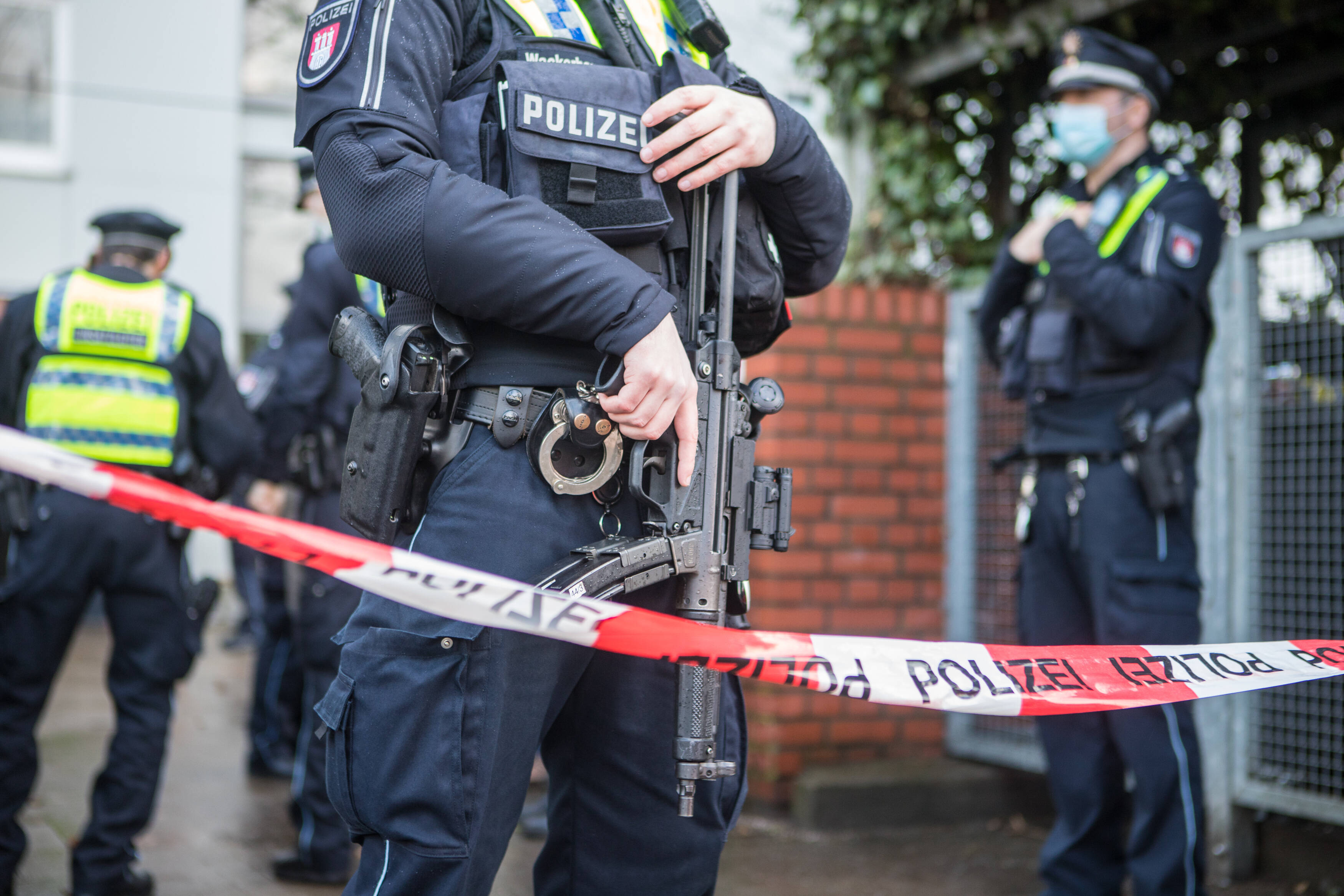 15 Polizeiwagen und SEK! Polizei in Großeinsatz - Gefahrenlage und Festnahme