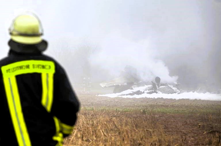 Flugzeugabsturz über Deutschland! Todesopfer bestätigt - Rettungskräfte suchen Waldgebiet ab