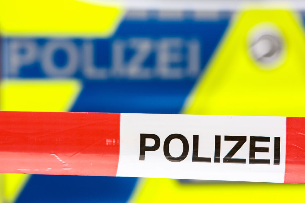 Anschlag auf Fußgänger! Schüsse aus fahrendem Auto, Mann bricht auf Weg zusammen