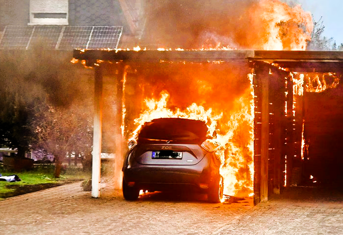 E-Auto fackelt Wohnhaus in Aschaffenburg ab! Feuer greift auf weiteres Fahrzeug über - gewaltiger Schaden!