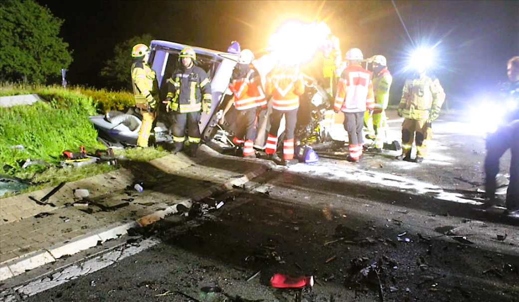 Tragödie auf einer Landstraße - 4 Menschen sterben nach Crash mit einem Baum