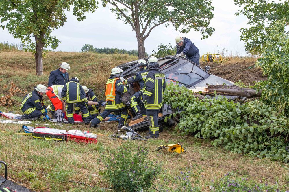 Mädchen stirbt bei Unfall! Mercedes knallt gegen Ampel und Baum – Beifahrerin stirbt!
