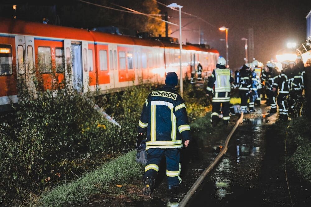 Zug fährt Mädchen (3) tot! Mutter sieht alles mit an - schreckliches Bahnunglück!