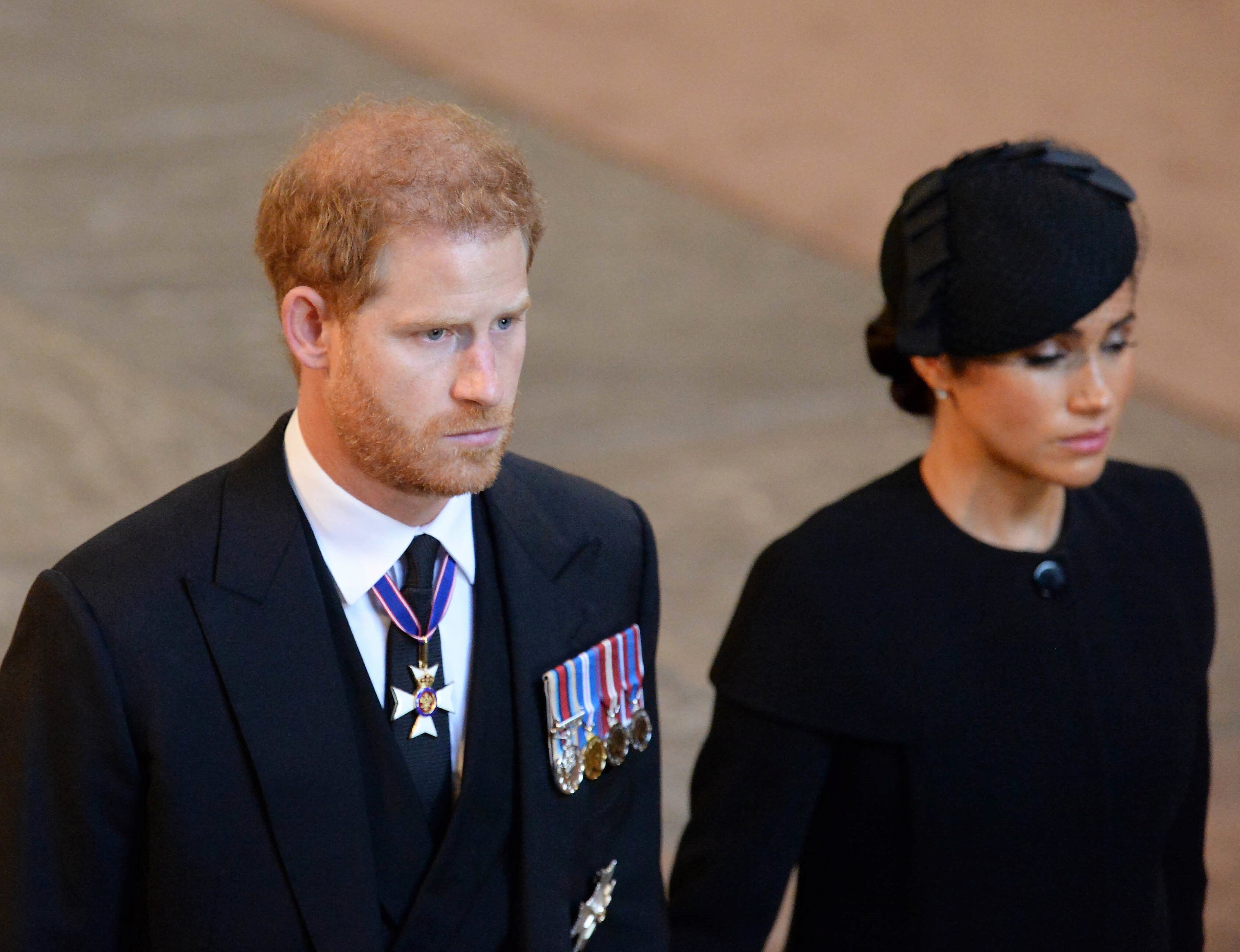 Letzter Versuch zur Versöhnung von König Charles - Harry und Meghan erhalten Einladung zur Krönungsfeier!