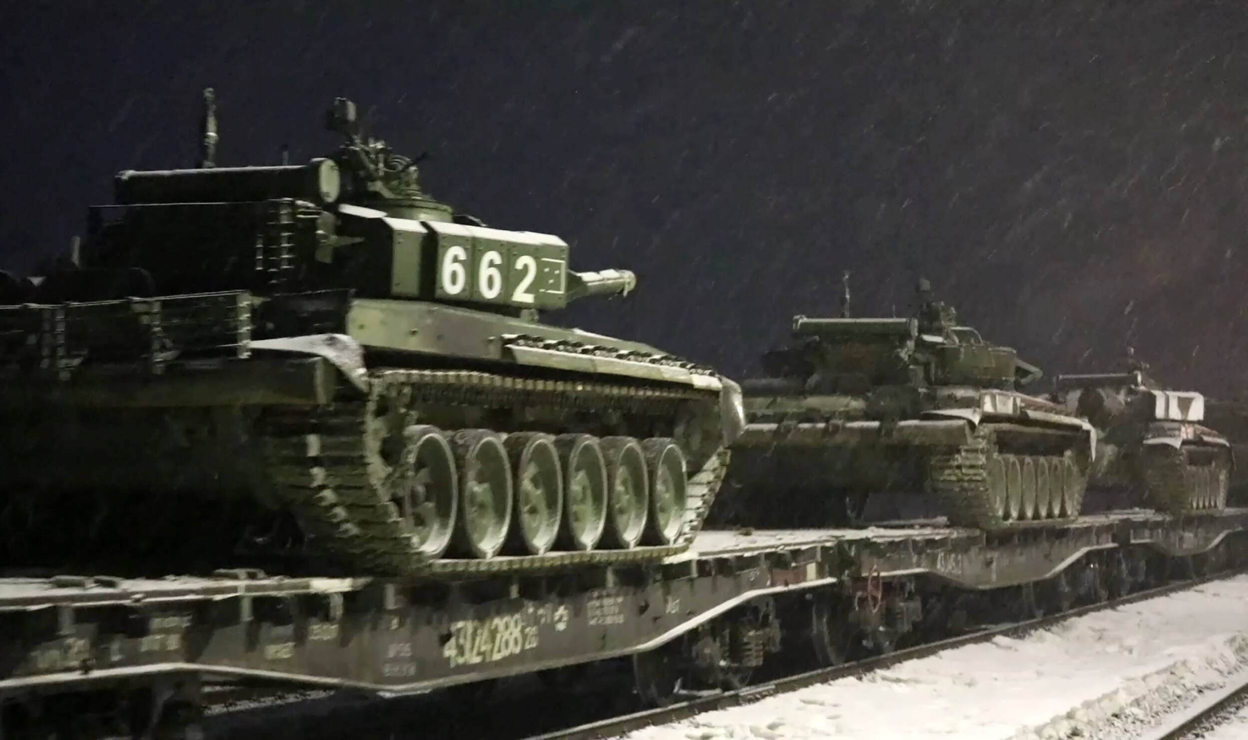 Video zeigt russische Panzer auf dem Weg an die Grenze! Truppen marschieren von Belarus auf die Ukraine!