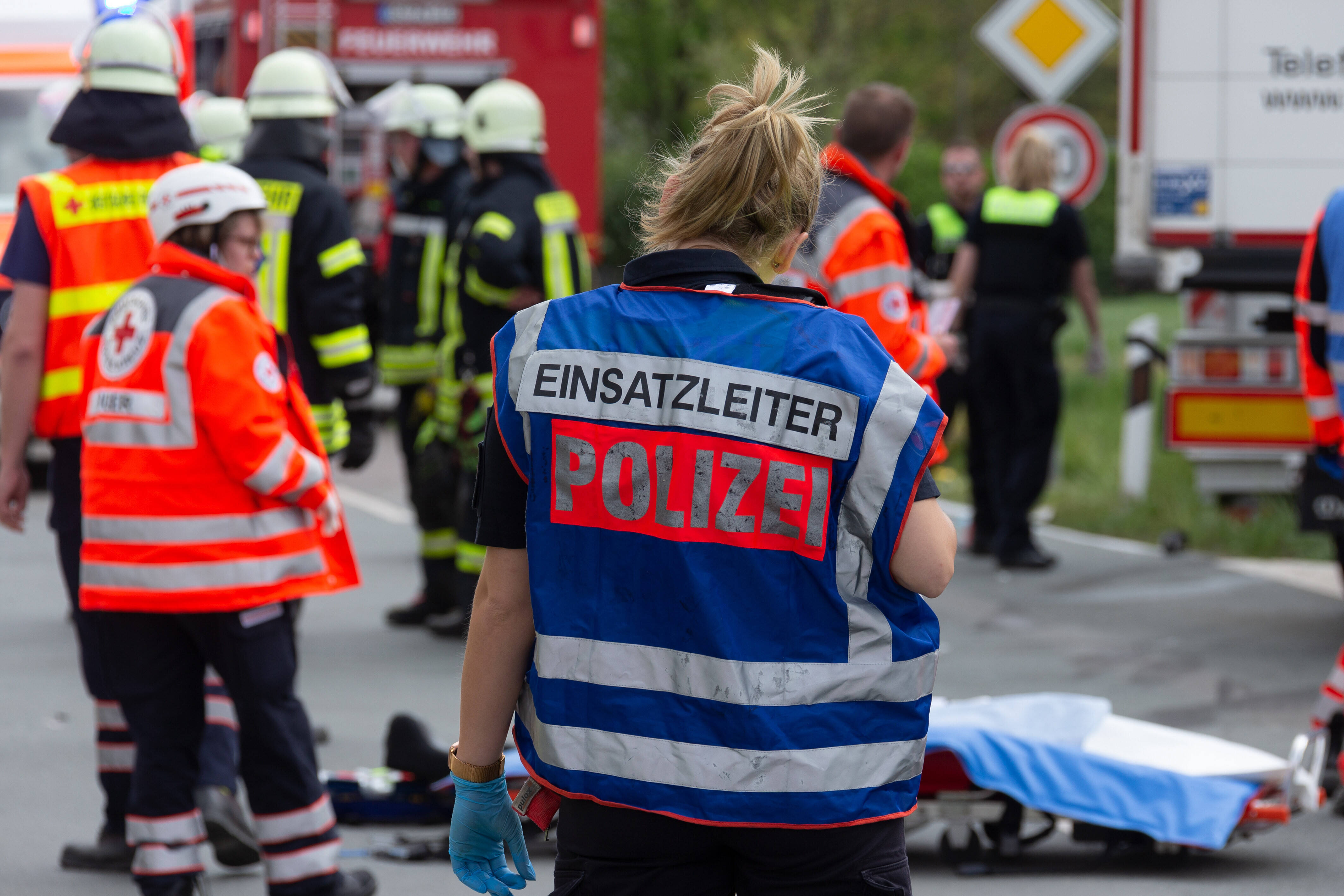 Schrecklicher Unfall! 3 Menschen getötet nachdem Fahrzeug von der Straße abkommt