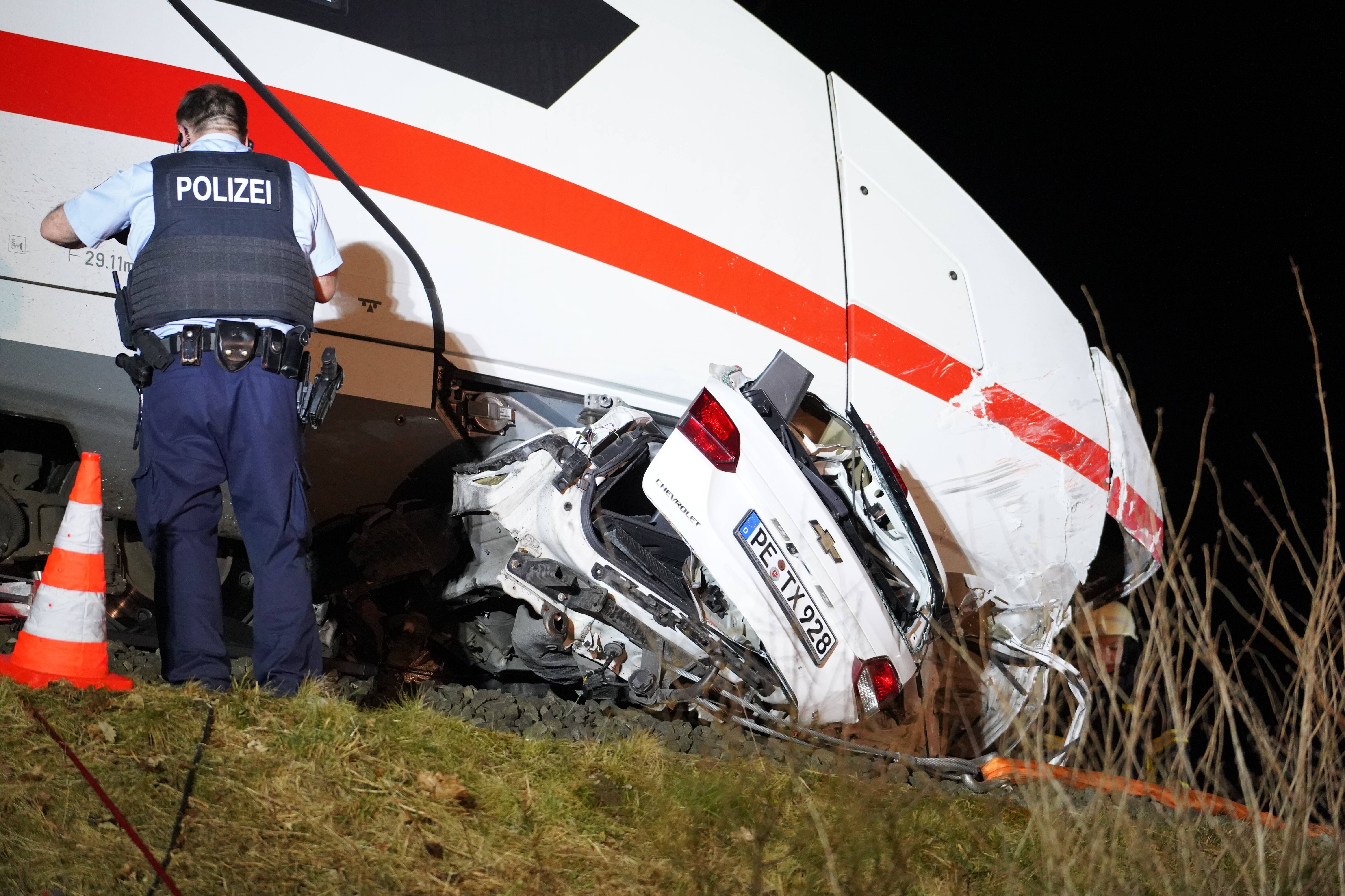 Zugunglück! Regionalbahn erfasst Wagen auf den Schienen! Es gibt schwer Verletzte!