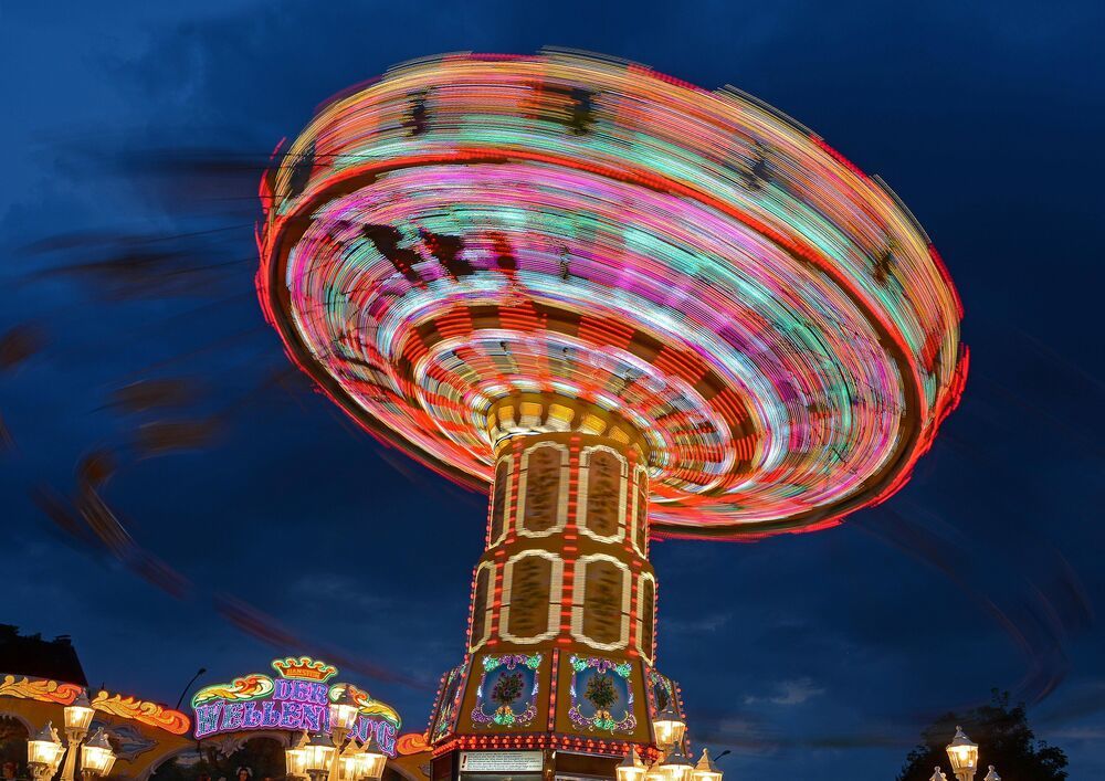 Drei Frauen stürzen aus Riesenrad! Tödlicher Unfall auf Jahrmarkt: Frauen stürzen aus großer Höhe ab