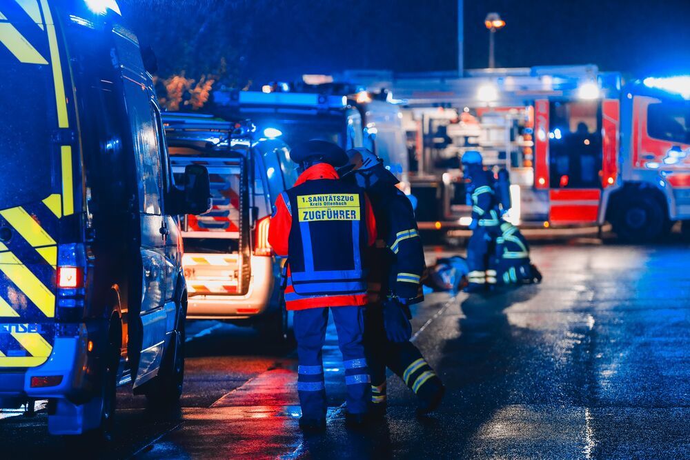 Biker rast in Familie! Ein Toter, drei schwer verletzte - Illegales Rennen - Tragödie auf der Straße