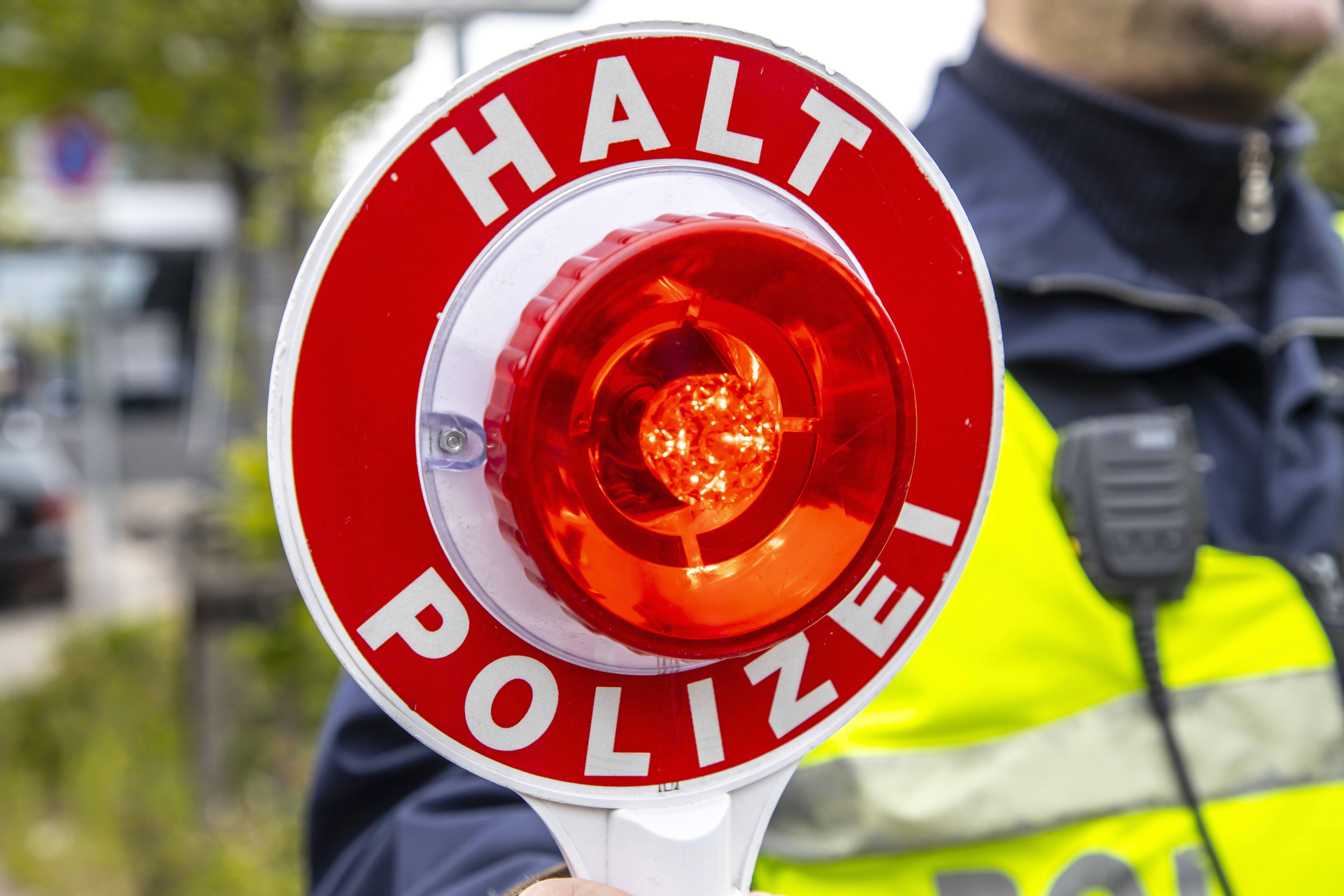 Eilmeldung! Polizist erschießt Messer-Mann - Elektroschocker konnte Angreifer nicht stoppen!