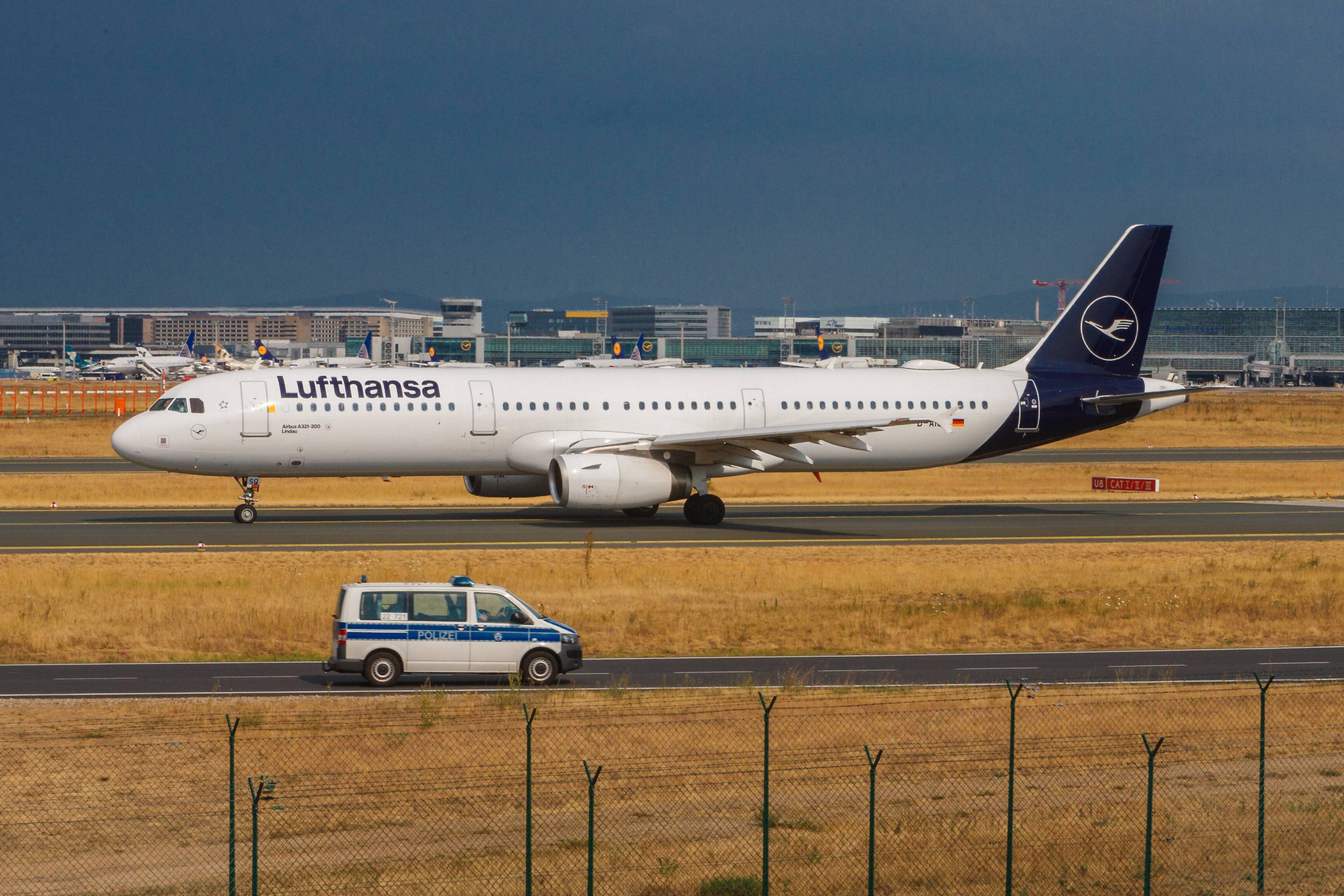 Notlandung! Lufthansa-Maschine hat Triebwerksschaden in der Luft und muss runter! Schock für die Passagiere