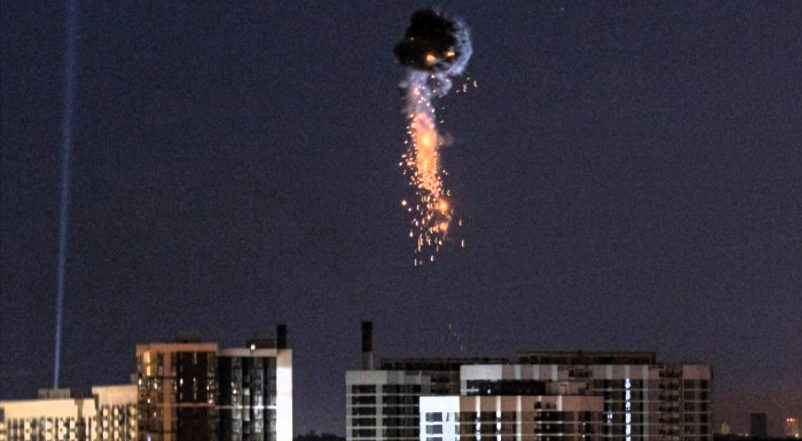 Schwere Angriffe nahe Putins Palast! Ukraine bombardiert Militärflughafen der Russen! 