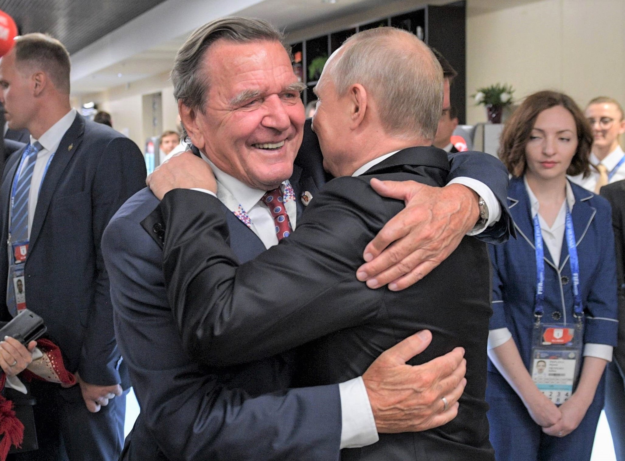 Ex-Kanzler Gerhard Schröder jammert "Sowas macht man nicht!" - Alt-Kanzler ist beleidigt!